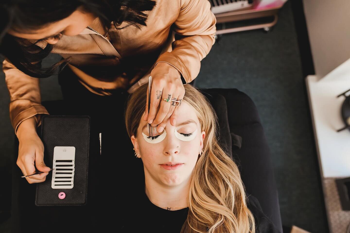 Skip the strip lashes and mascara, we will take care of the rest. Enjoy a little nap and wake up with Lashes of your dreams ✨✨ 
&bull;
&bull;
&bull;
&bull;
&bull;
&bull;
#eyelashextensions #eyelash #quadcitieslashartist #lashmapping #lashmappingskill
