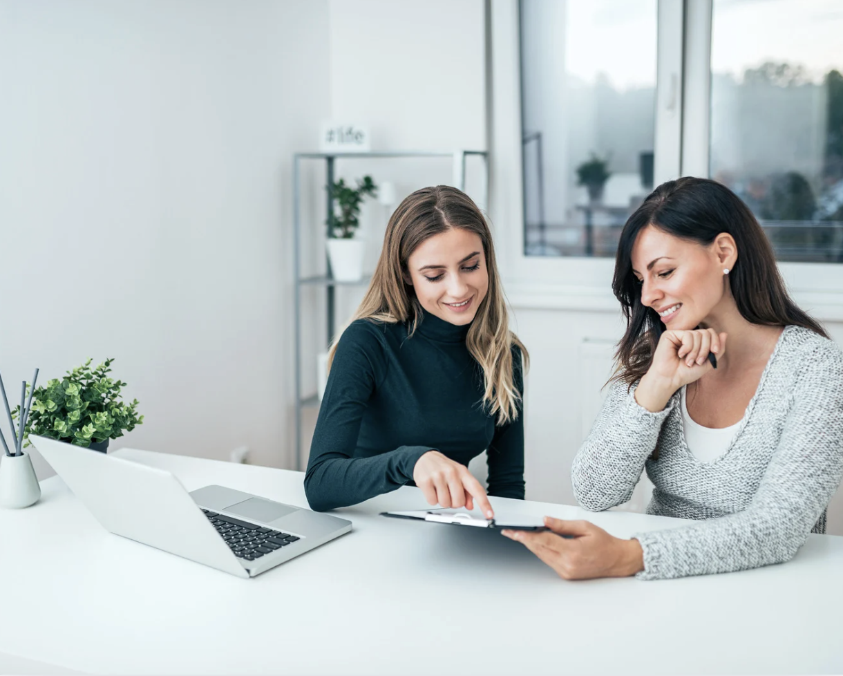 Therapist reviewing a treatment plan with a client during EMDR intensives