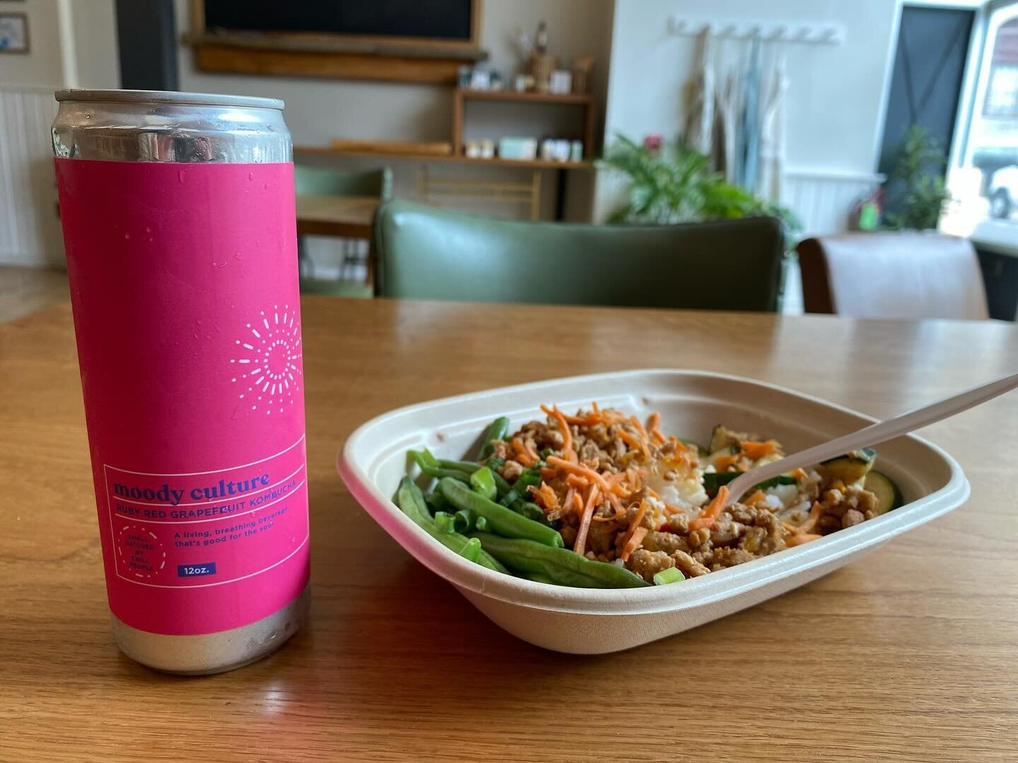 @kitchenrepose is exactly what today needed! Also try out the Ruby Red Grapefruit from @moodyculturekombucha! 👌

#wholefoods #macros #proportioned #doesthebodygood