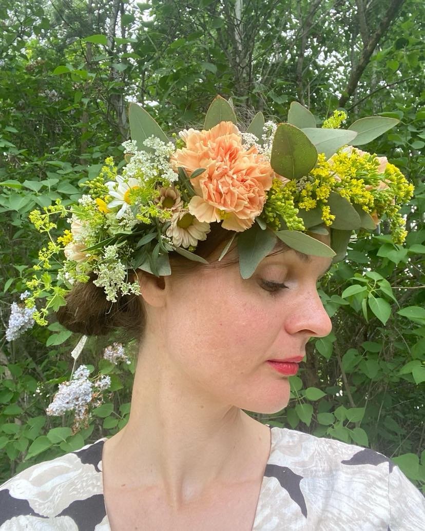 CB kvinna med blomkrans.jpg