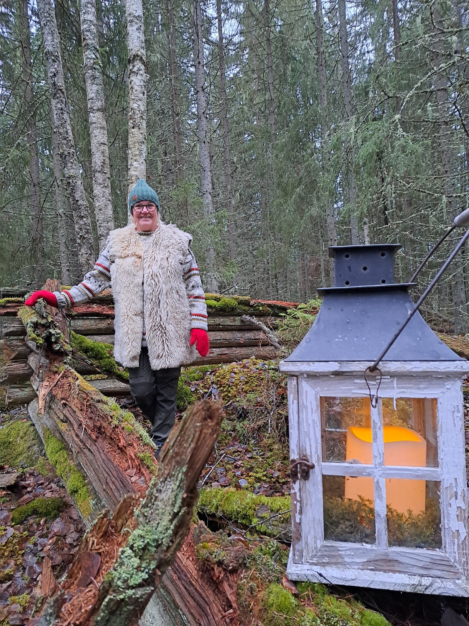 TS kvinna skog lykta.jpg