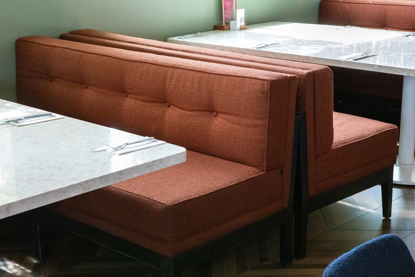 How beautiful is this colour combo at the @walkersarms hotel? We absolutely love it! 

 @we_love_fabric upholstery 
@duluxaus wall paint 

#adelaide #interiorstyling #interiorsofadelaide #interiordesign #surroundinteriors #fleurlinke #australianinter