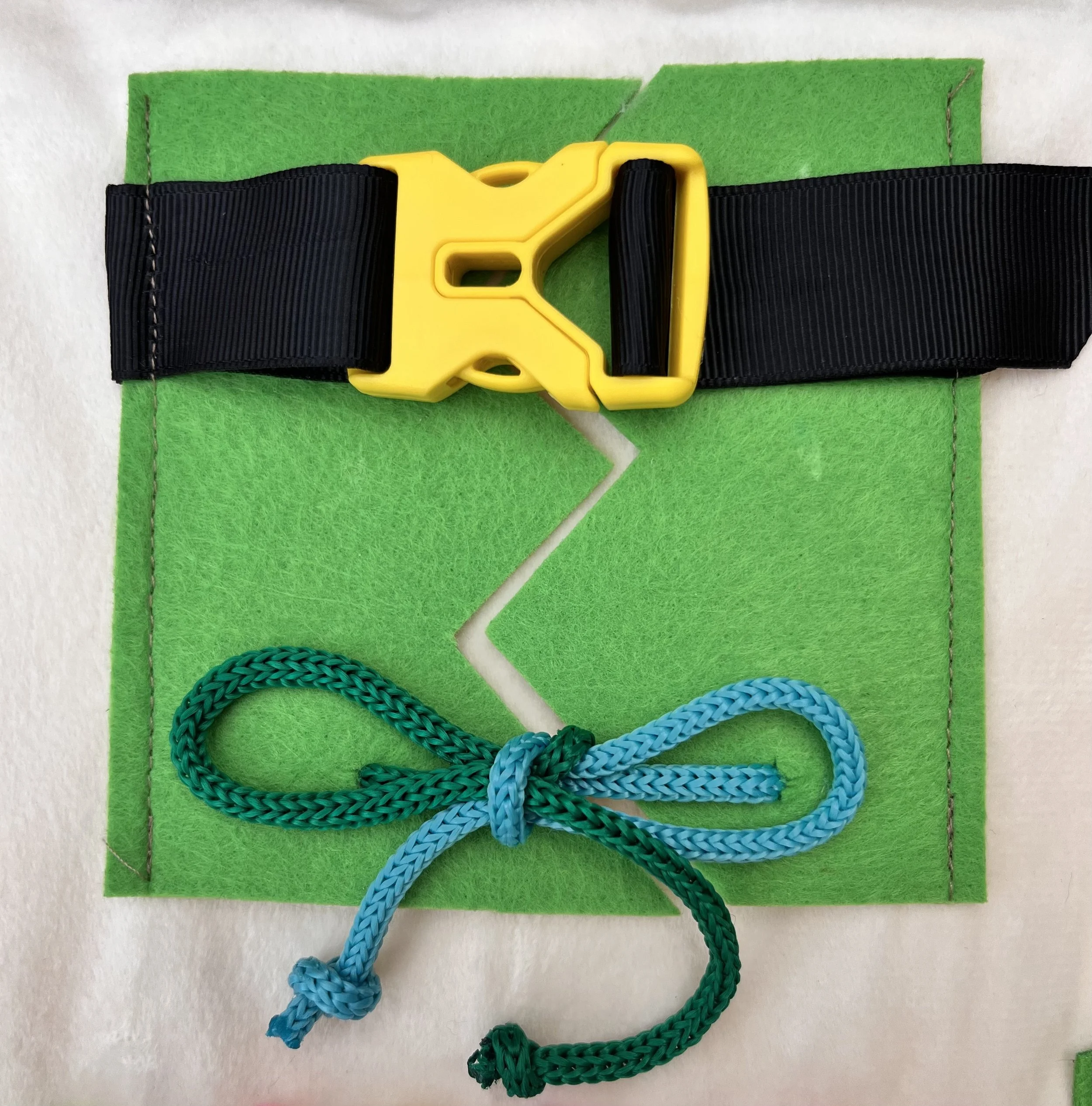 Coussin sensoriel démence – apaisant, éléments tactiles2.jpeg