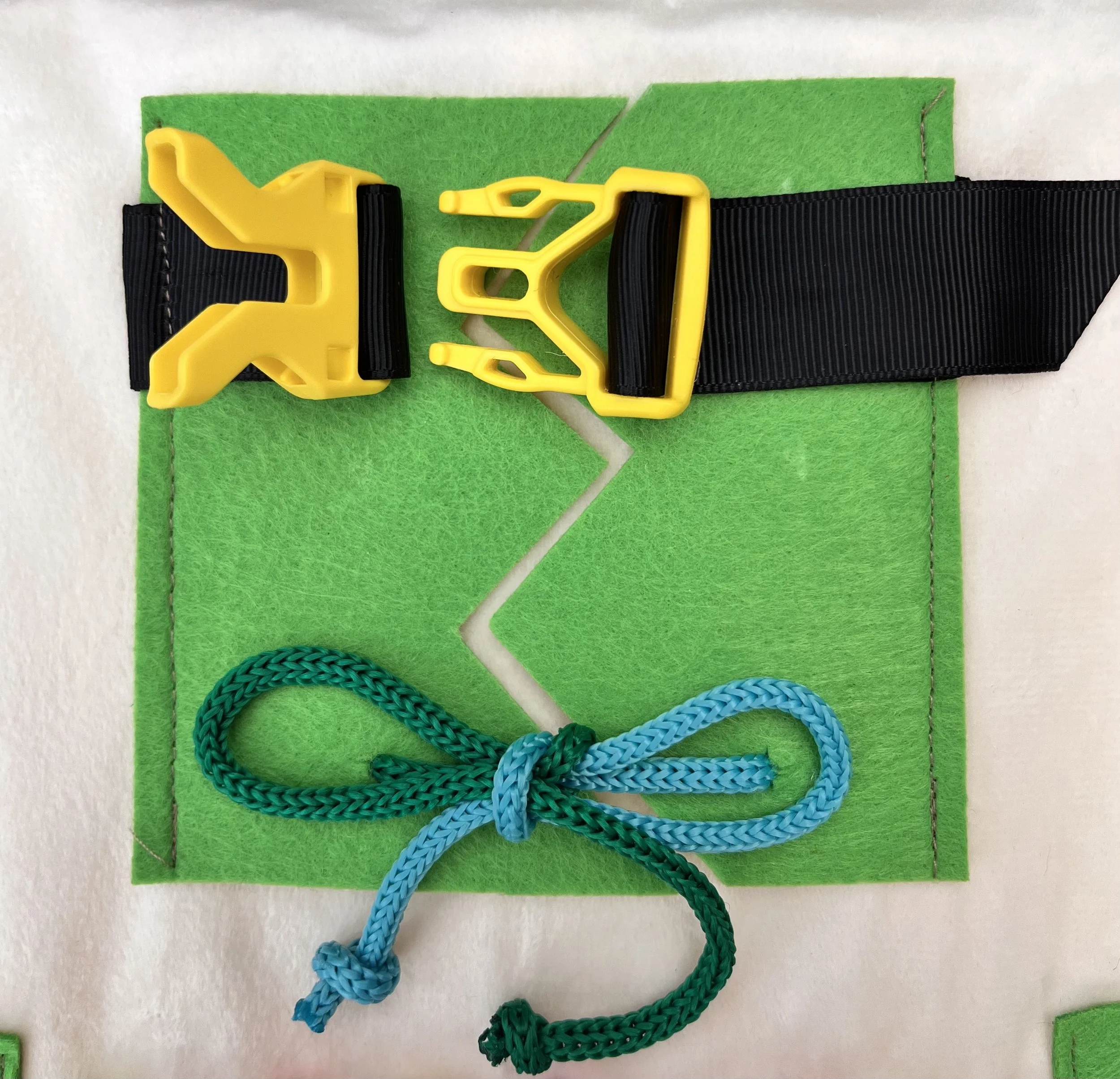 Coussin sensoriel démence – apaisant, éléments tactiles1.jpeg