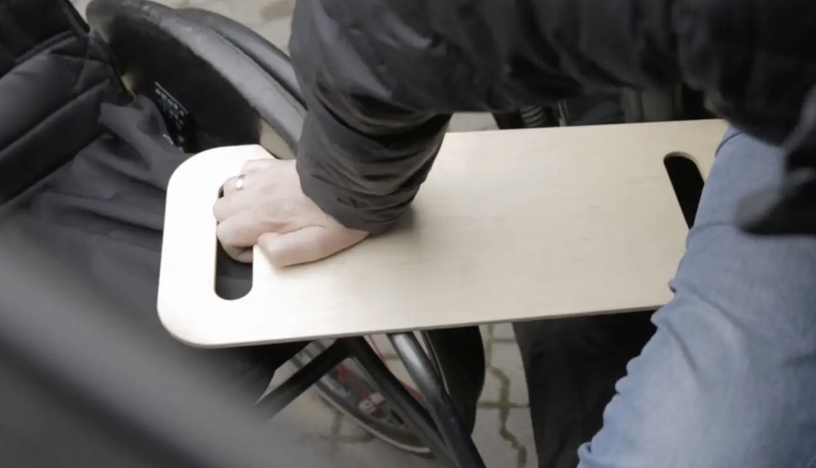 Planche de transfert en bois – fauteuil roulant, lit, toilettes1.png