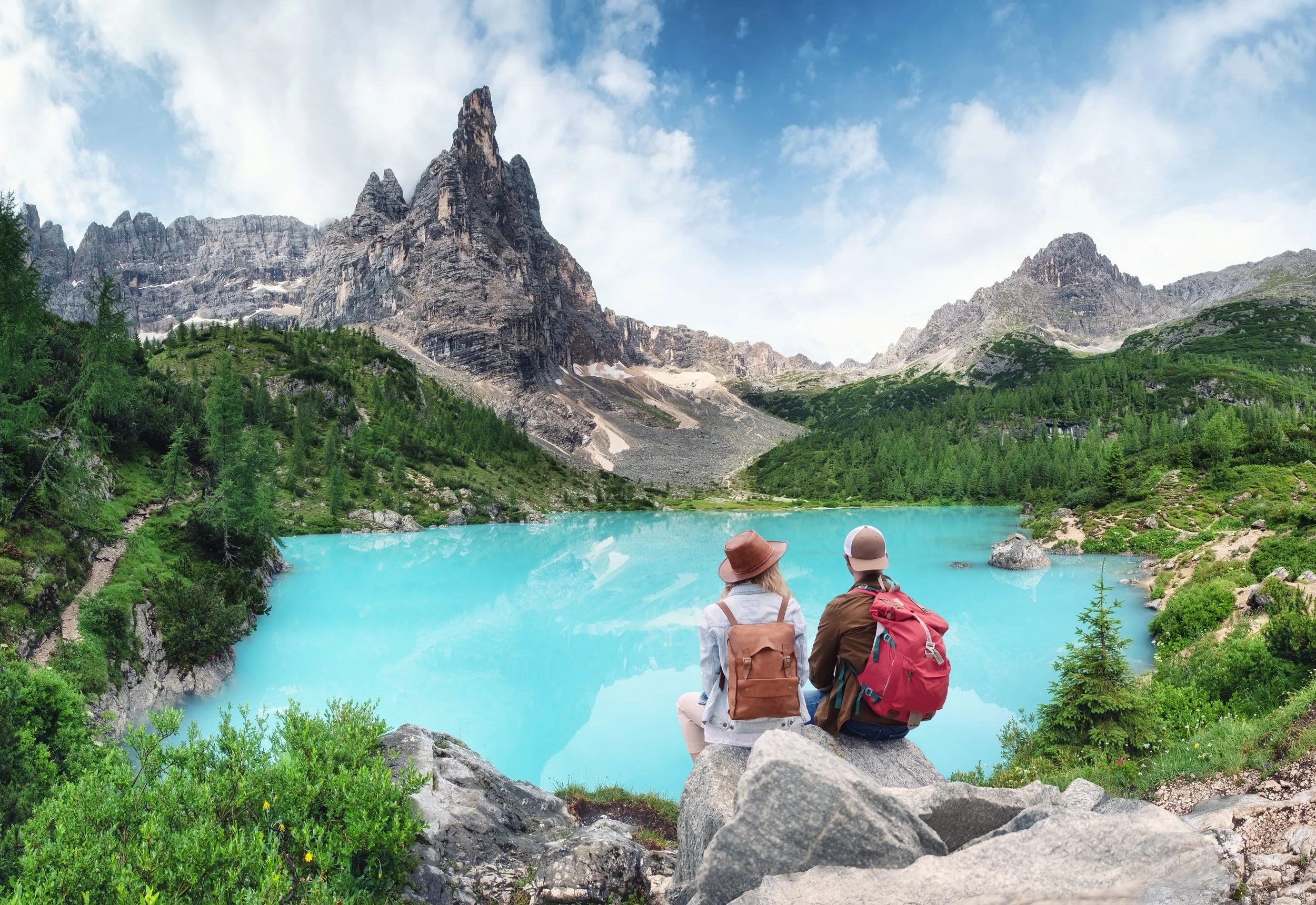 tourist-and-sorapis-lake-in-the-italy-travel-and-2023-11-27-05-29-09-utc.jpg
