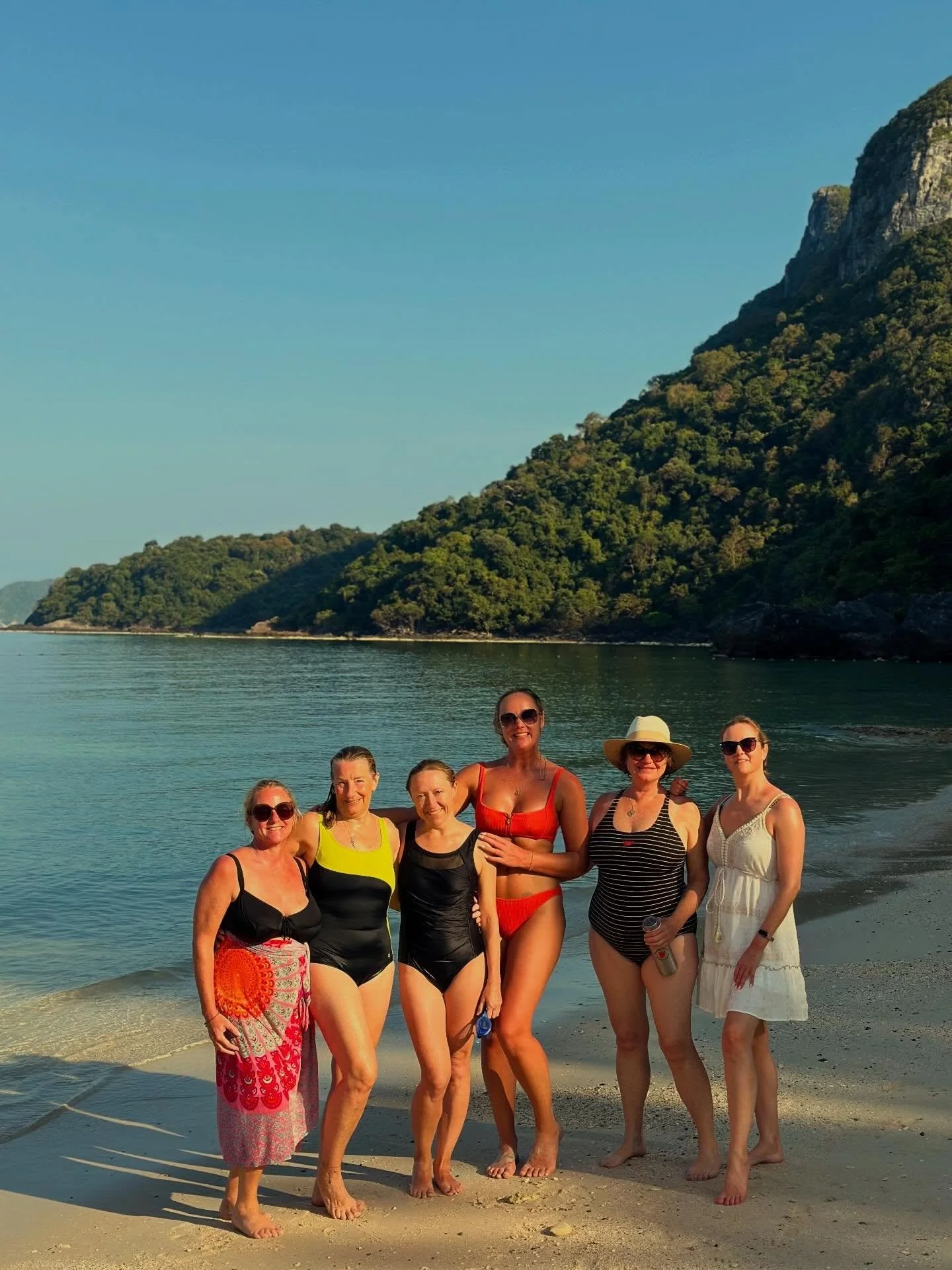 Day 4 of our Koh Samui Yoga Retreat 🌊✨

On Wednesday we traded the yoga shala for the sea and set off on a private boat adventure around Koh Samui - turquoise waters, limestone cliffs, and endless blue skies.

We kayaked through quiet coves, snorkel