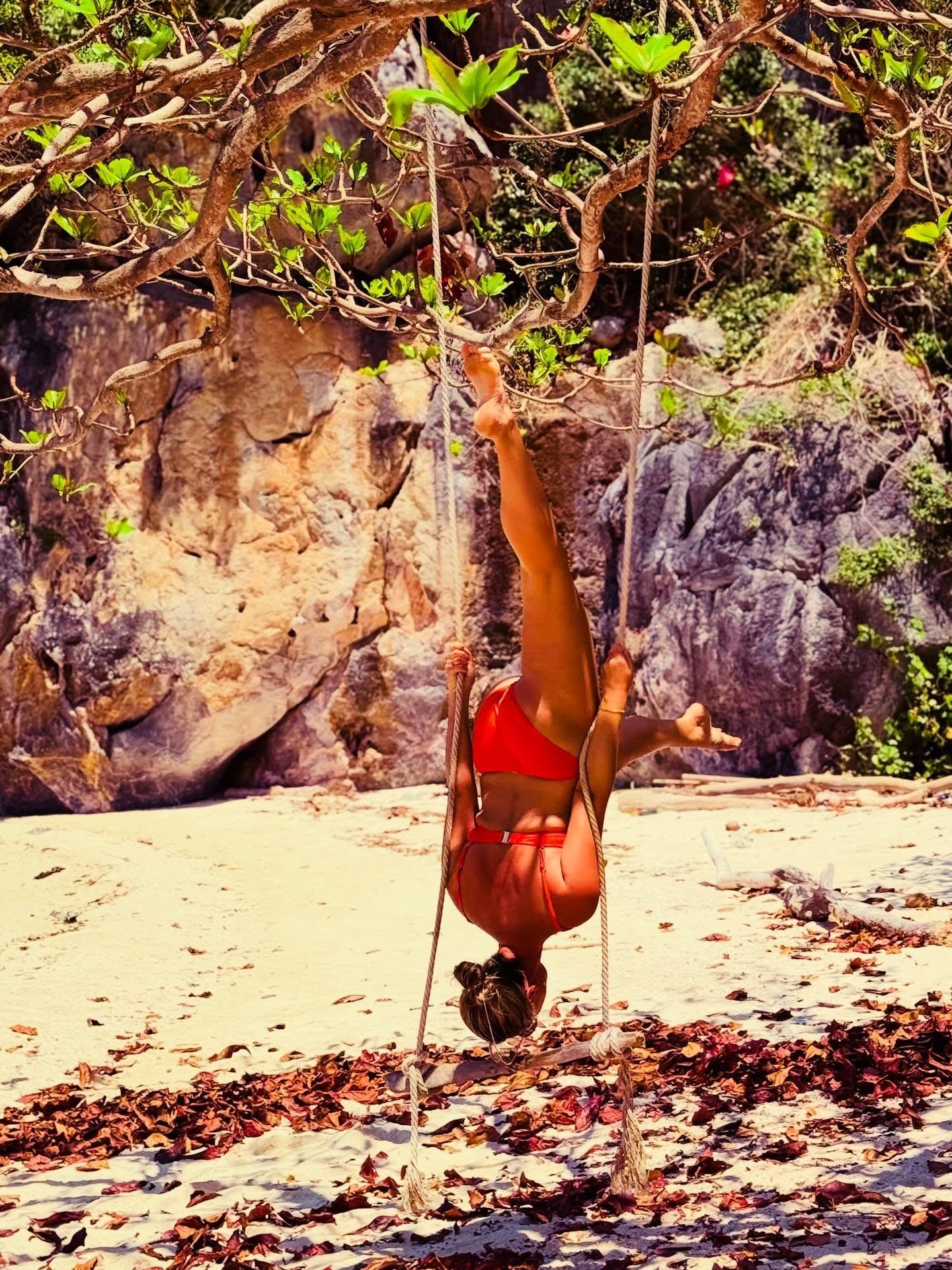 Where there&rsquo;s a beach swing&hellip;there&rsquo;s always aerial play opportunity 🫶🏼 🏝️ 

#kohsamui #yogaretreat #play #islandlife