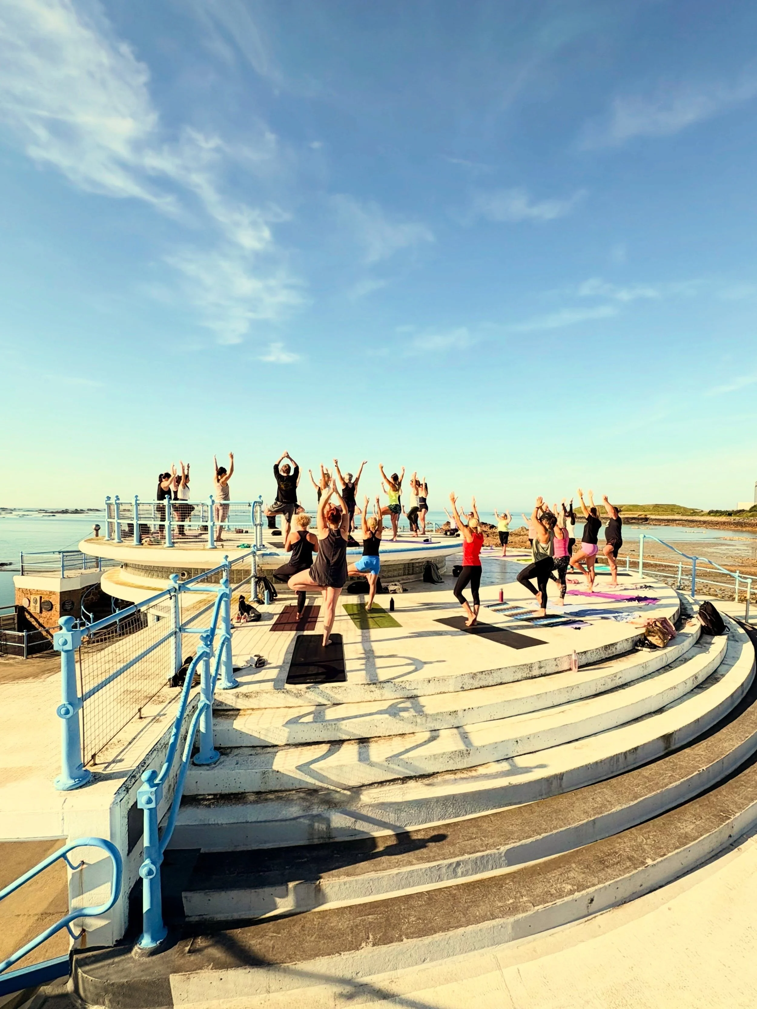 I always get so excited at this time of year - our outdoor yoga season is finally here&hellip;even if this week didn&rsquo;t quite play along!

HOWEVER - sunshine is on the way ☀️

I&rsquo;ve been glued to @alexcliffordphotography&rsquo;s updates and