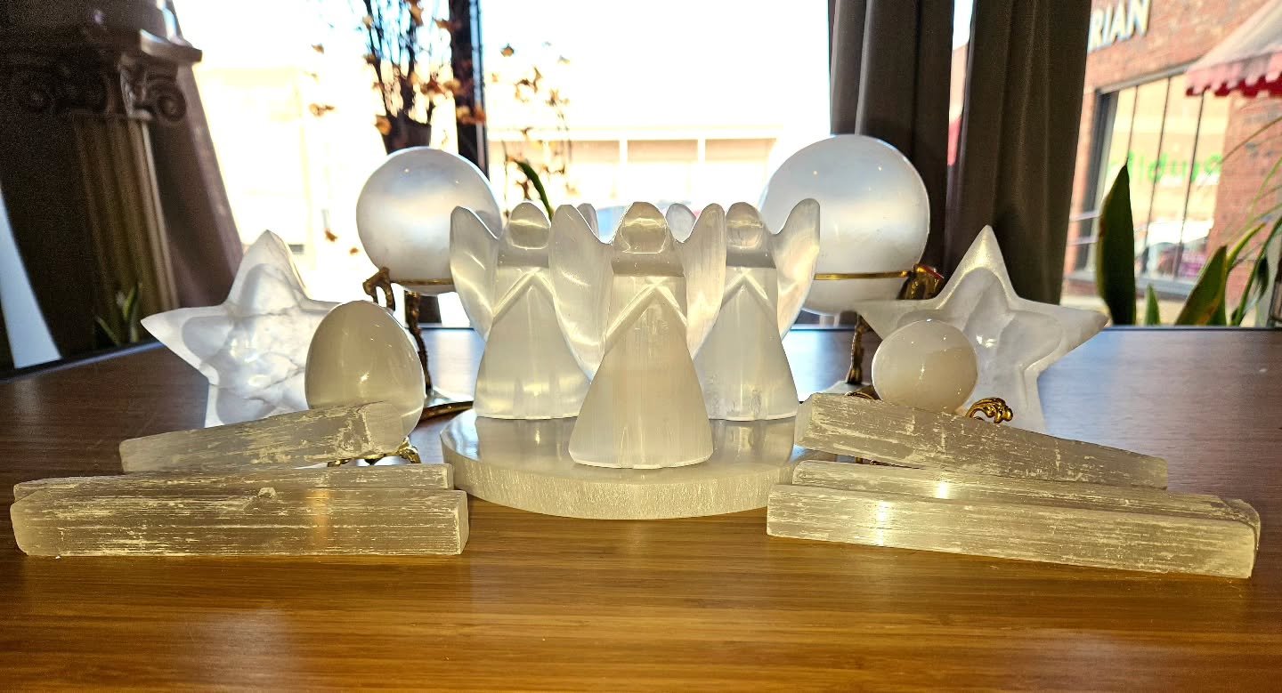 ‼️SELENITE RESTOCK‼️

We've got...

Spheres ⚪️
Eggs 🥚 
Angels 🕊
Alter Plates...and more! 😉

Come visit us soon to see what else is new!

#aquarianbookshop #selenite #rvacrystalshop #crystalshop #richmondva