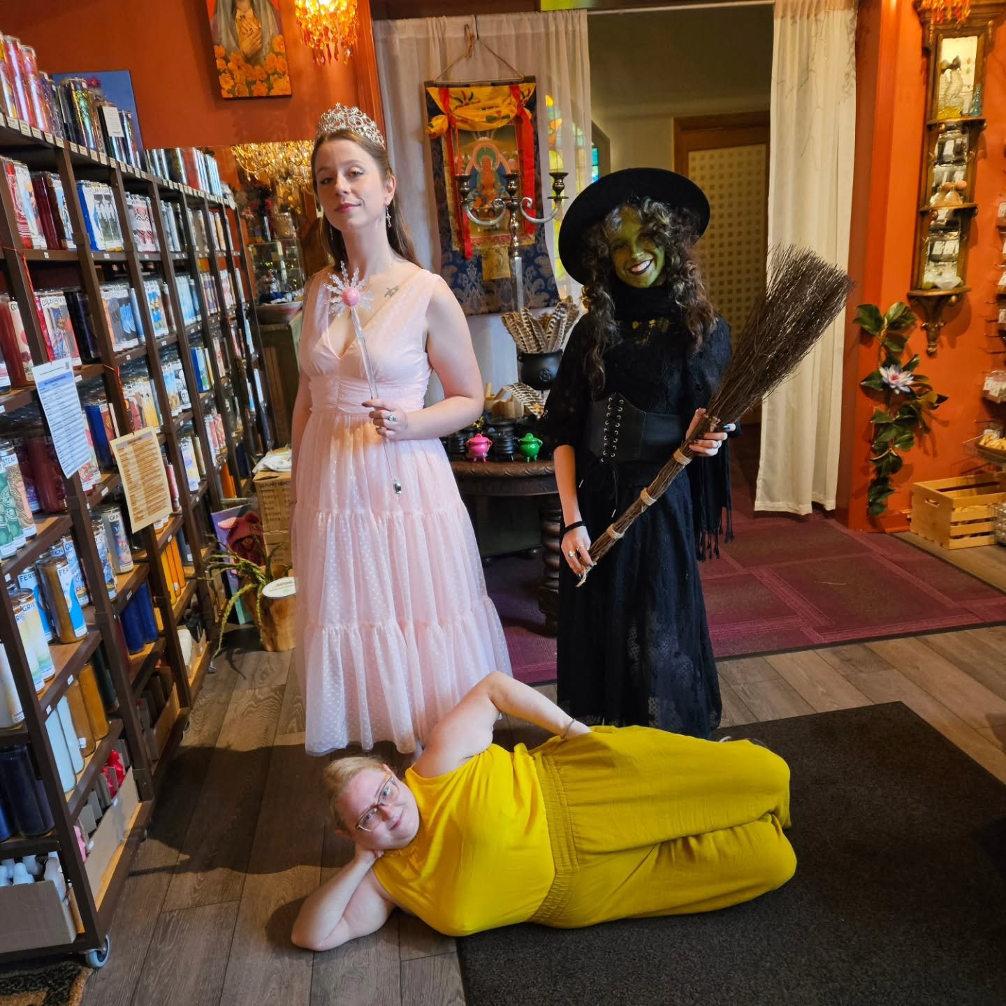 THE HALLOWEEKENDS ARE HERE 🎃🐈&zwj;⬛👻

The first Halloweekend is complete! We had some Wicked and SpongeBob characters over the Halloweekend for Pop Culture. This coming weekend is Goblins and Ghouls! 

A reminder...if you dress up with us for the 