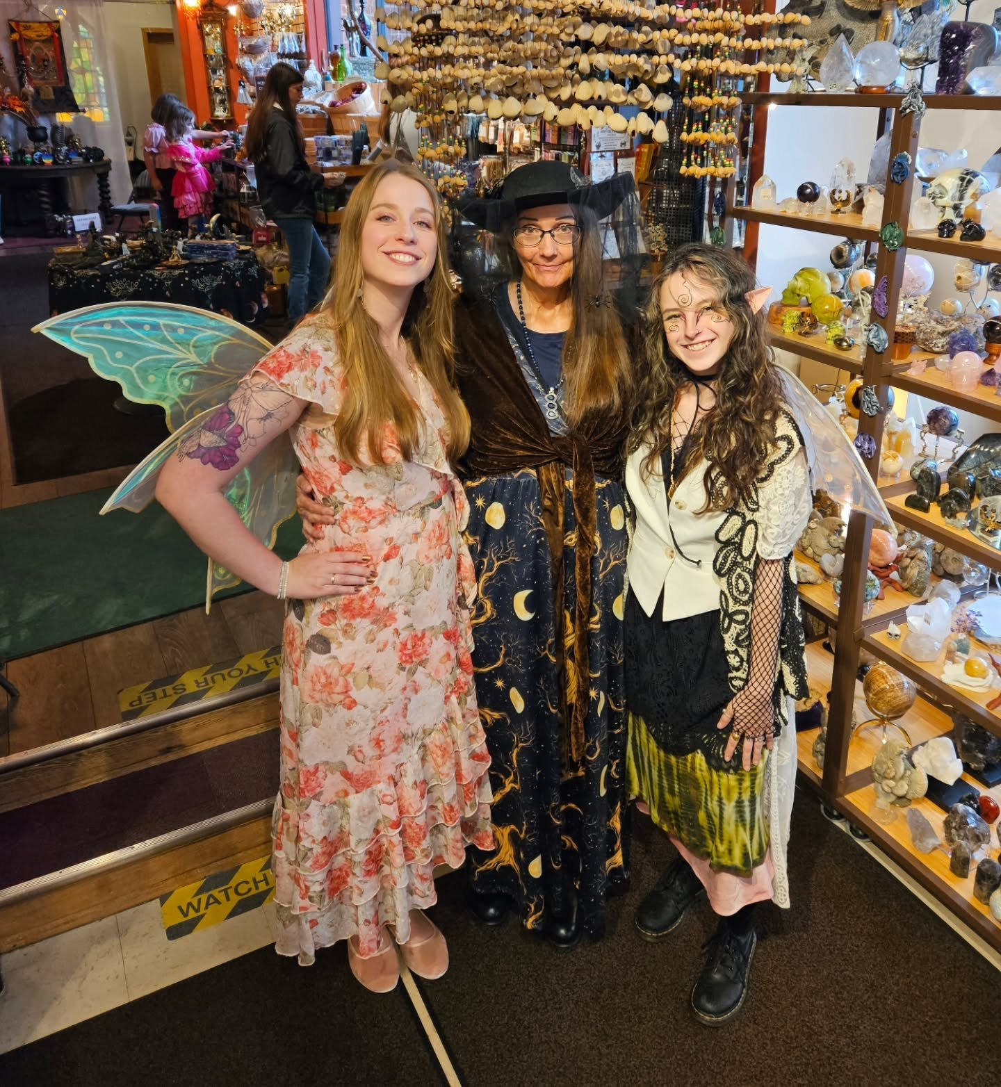 ✨️🧚&zwj;♀️Creatures of the Forest Halloweekend has come to a close! 🌿✨️

Over the weekend we had a few fairies flying around, a couple of trees, even a stick of palo santo catching fire! 🧚&zwj;♀️🌳🪵🔥

🧙🧙&zwj;♂️Witches and Wizards Halloweekend 