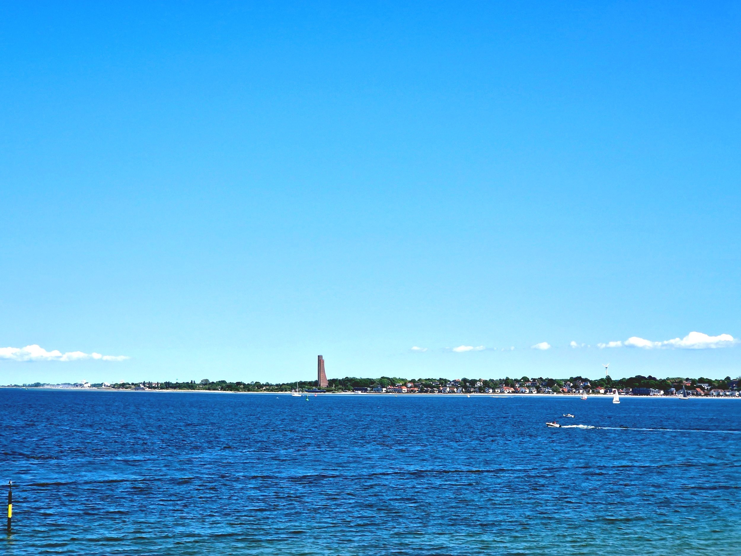 Kieler Förde mit Blick auf Laboe – Osteopathie bei PhysioMed Kiel