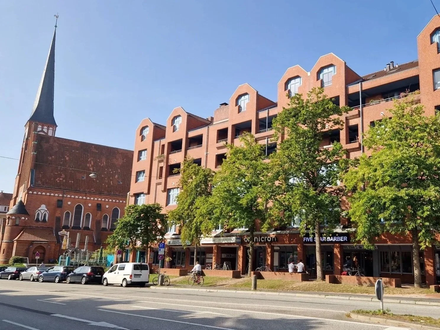 Außenansicht von PhysioMed KIel, Ihrer Praxis für Physiotherapie und Osteopathie in Kiel. Holtenauer Straße Ecker Beselerallee neben der Ansgarkirche