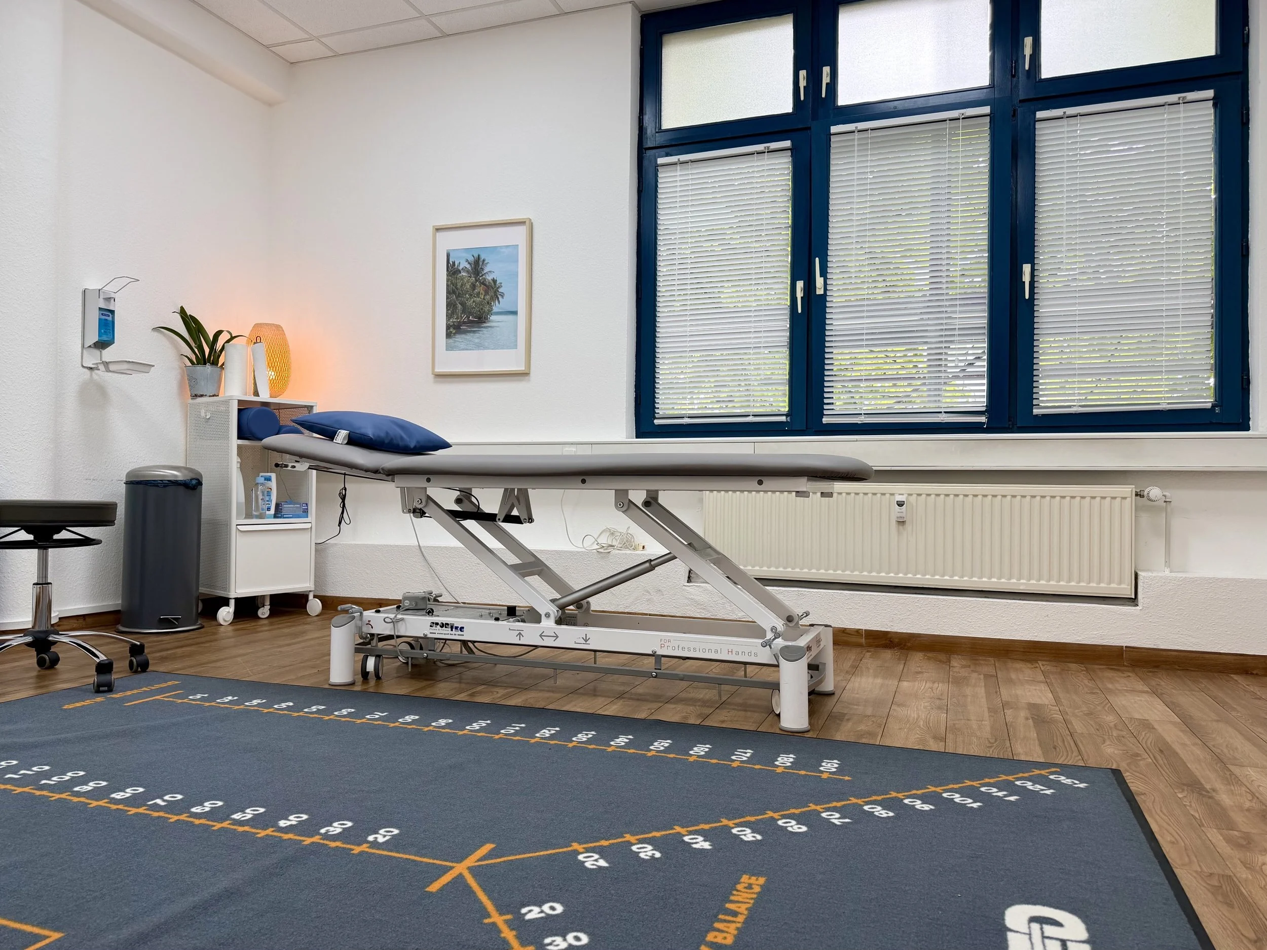 Heller Behandlungsraum mit Therapieliege in der Physiotherapie-Praxis PhysioMed Kiel