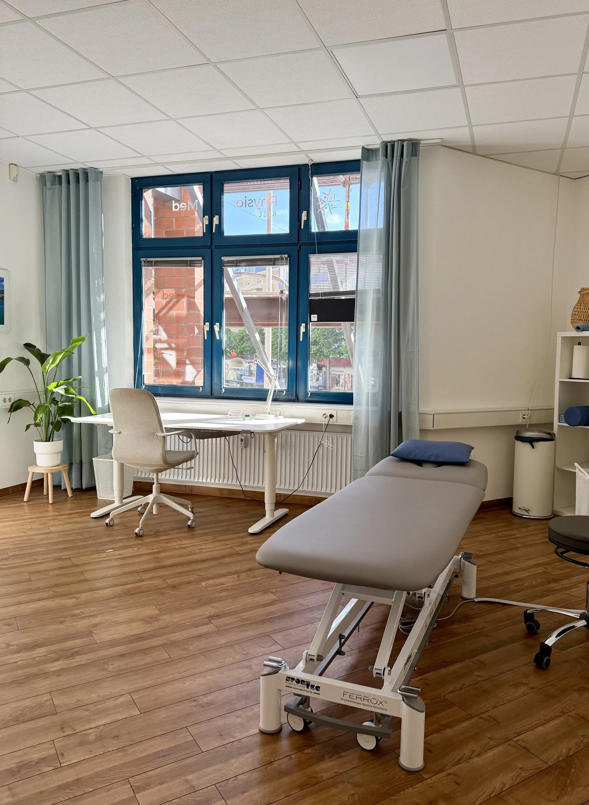 Heller Behandlungsraum mit Therapieliege bei PhysioMed Kiel