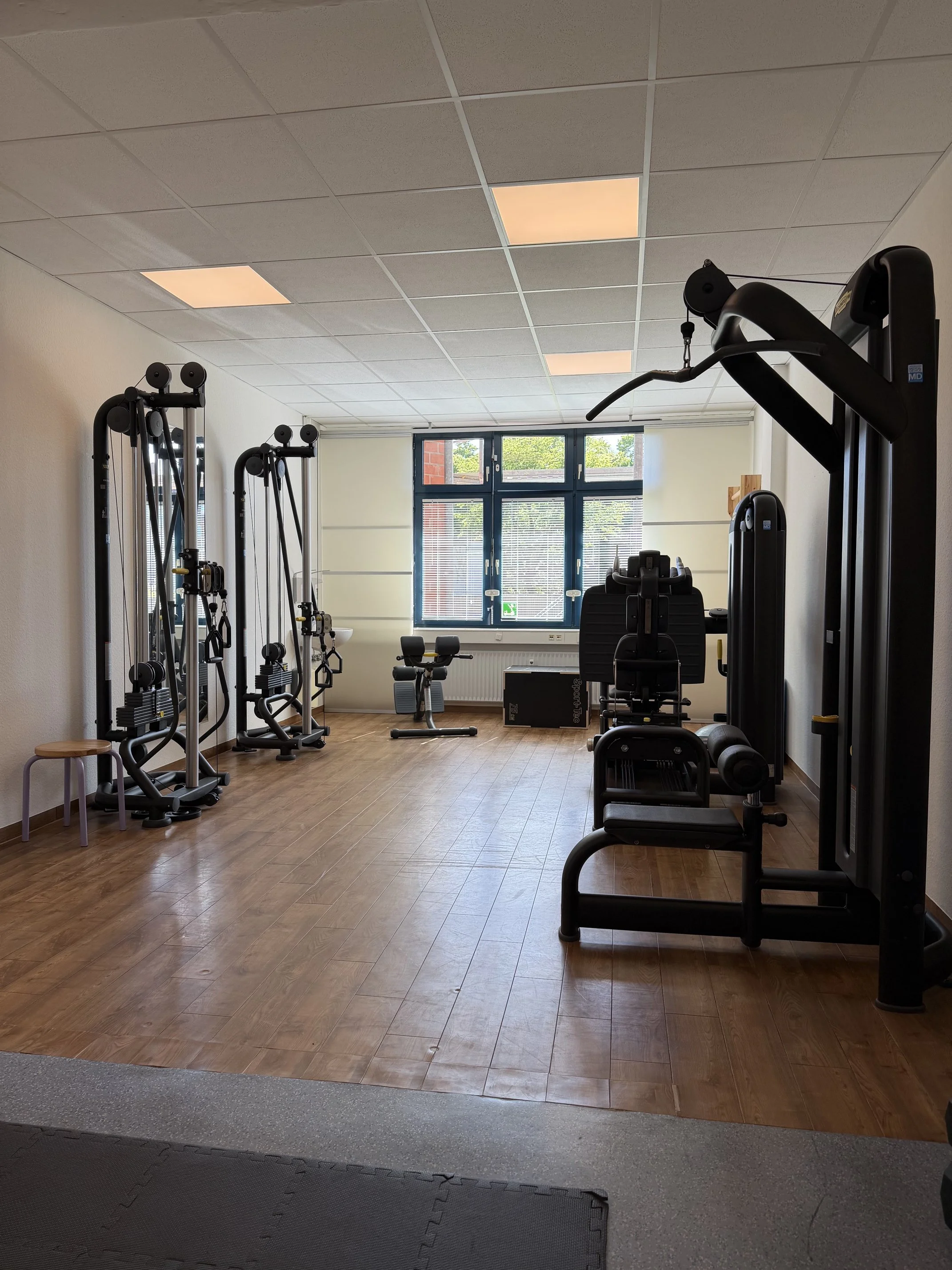 Geräteraum mit Technogym-Geräten für Krankengymnastik am Gerät (KGG) in Kiel