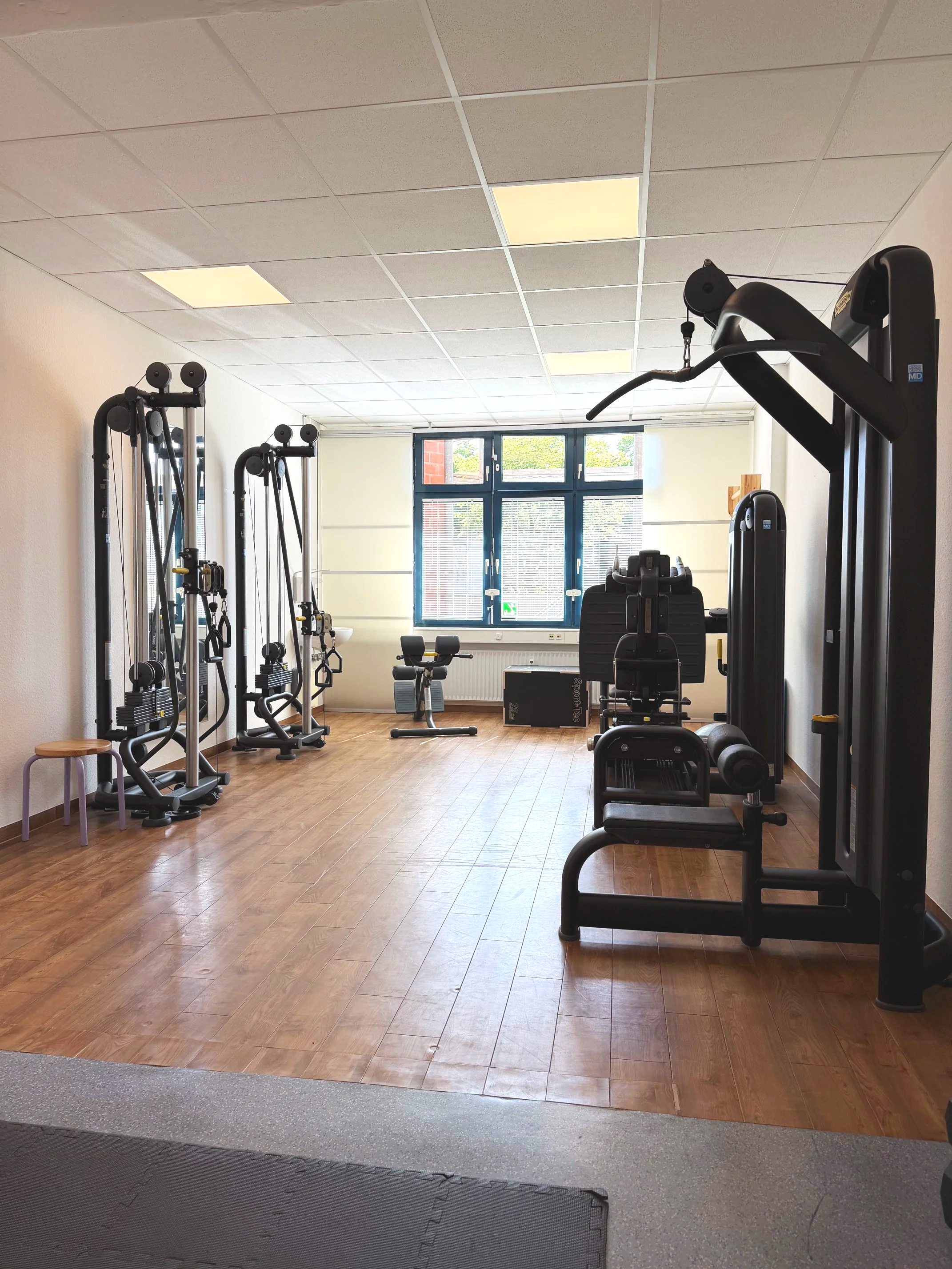Geräteraum mit Technogym-Geräten für Krankengymnastik am Gerät (KGG) in Kiel