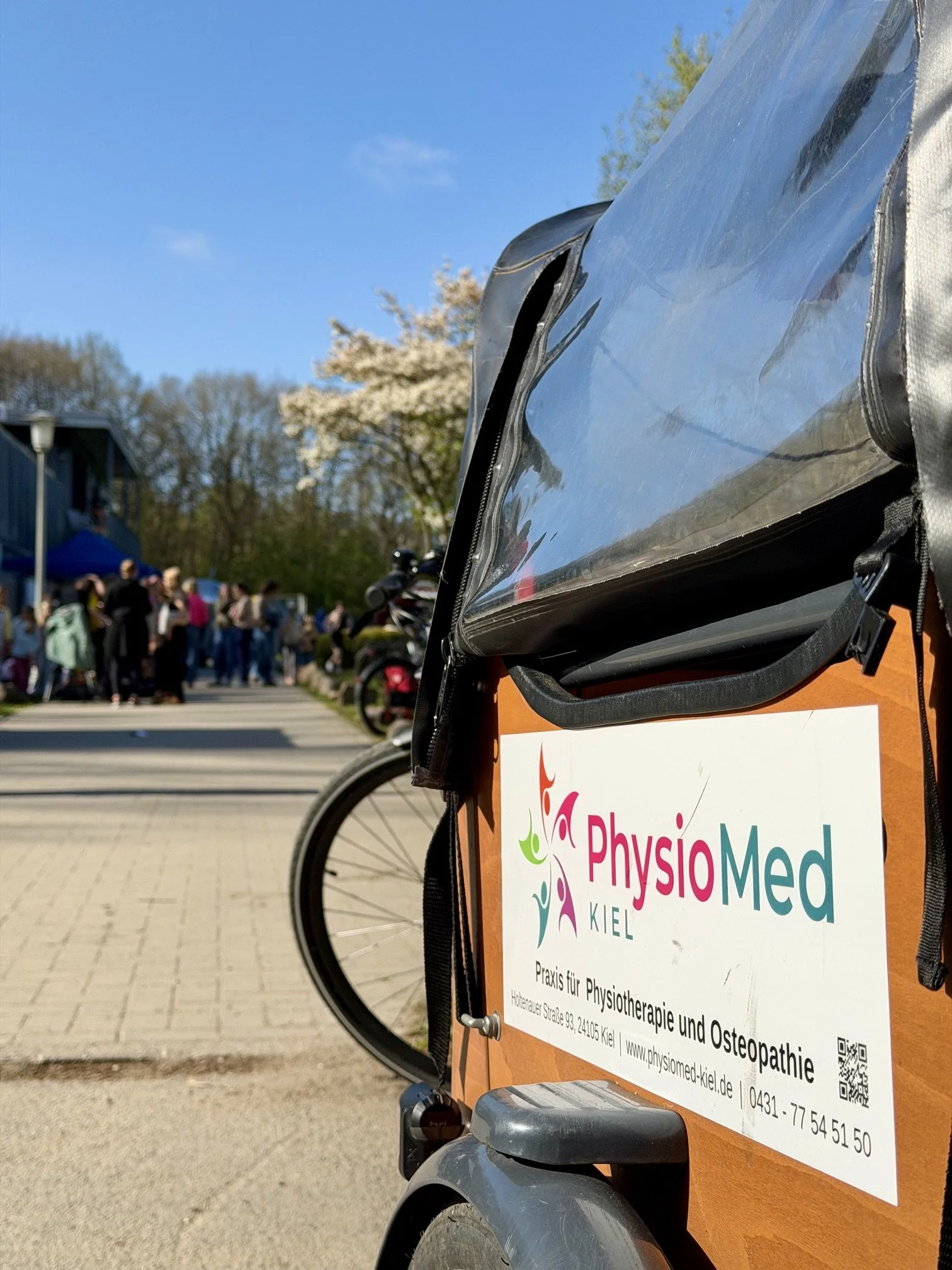 Fahrrad mit PhysioMed-Kiel-Anhänger für Hausbesuche in Kiel