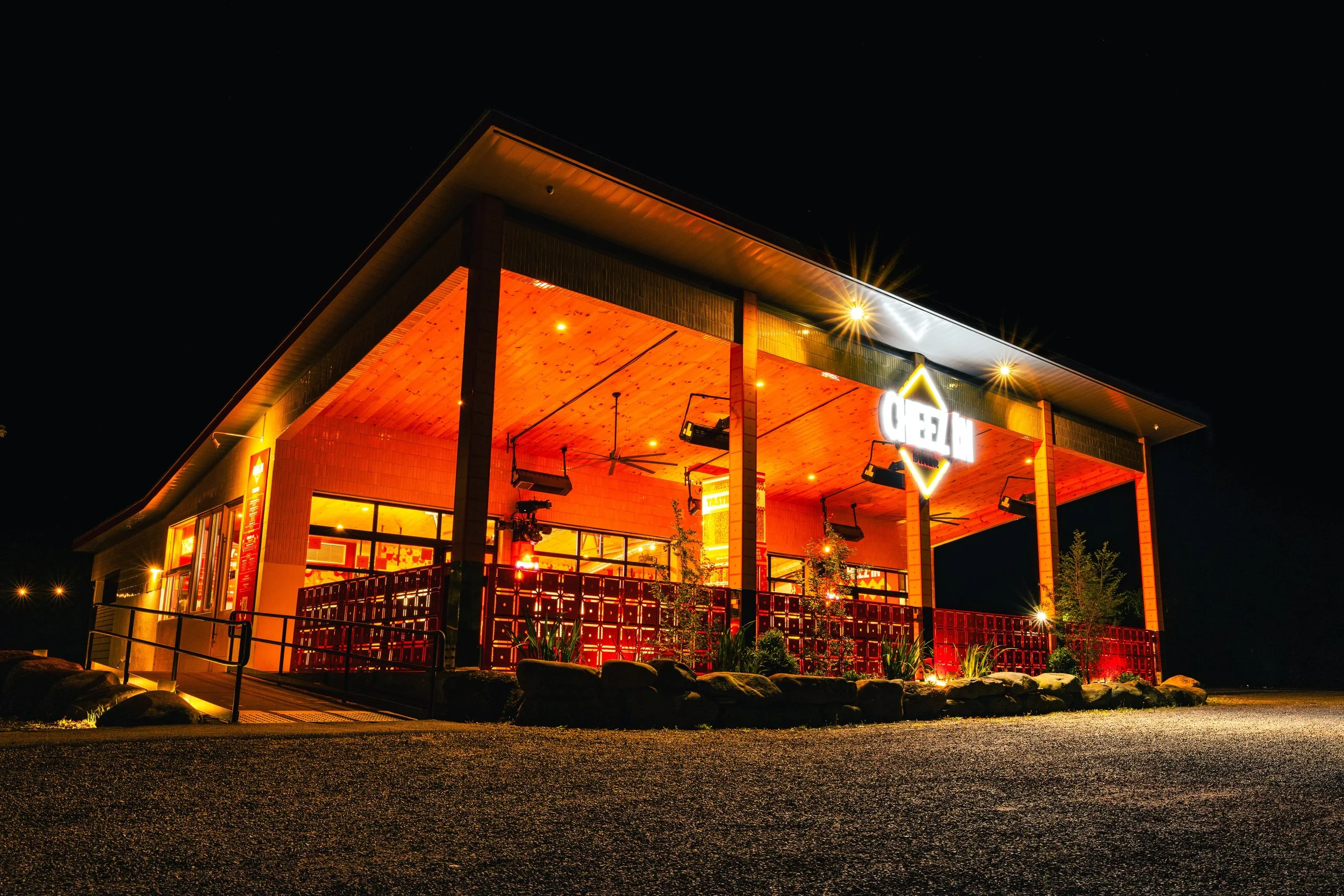 Night view of The Cheez-In Diner.