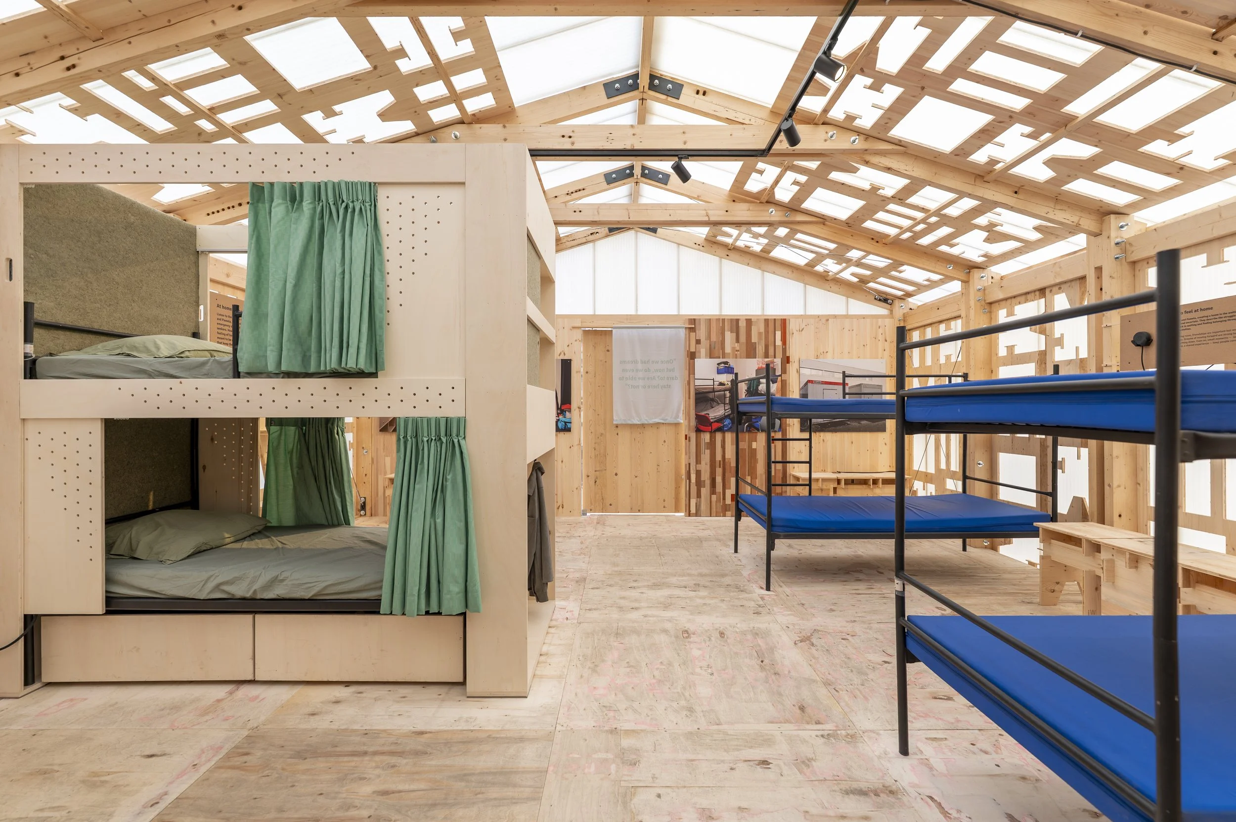 DEZEEN: De Wachtkamer hacks refugee beds
