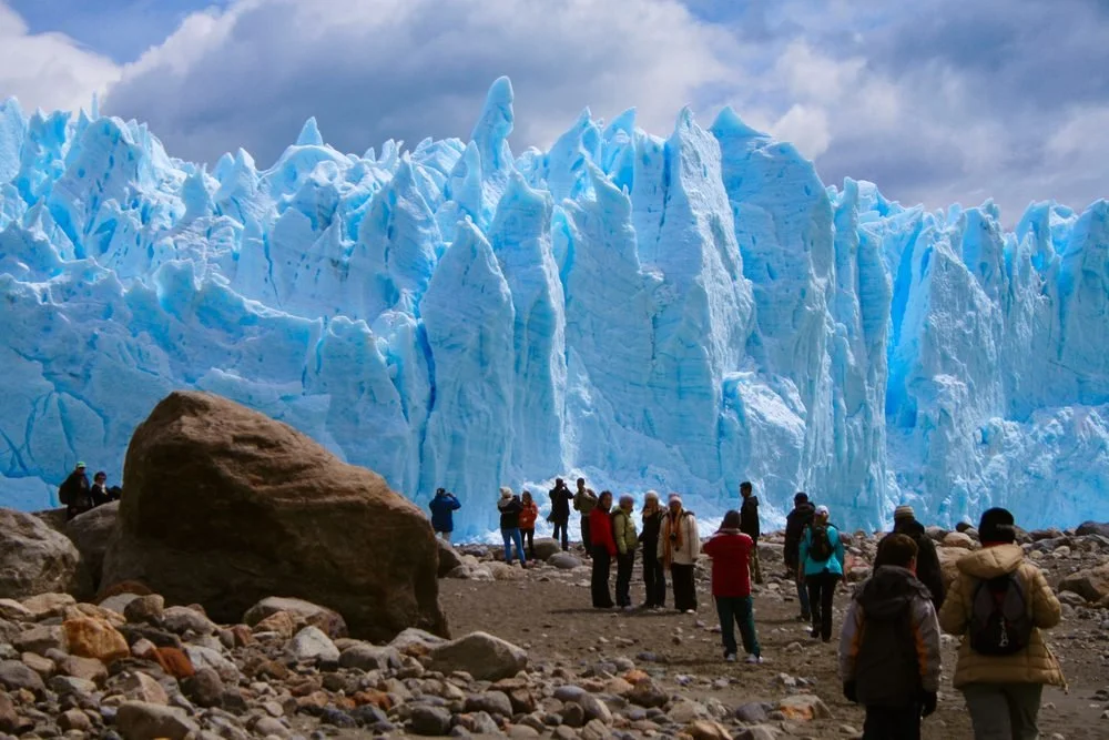 Los Glaciares National Park people at glacier terminus.jpg