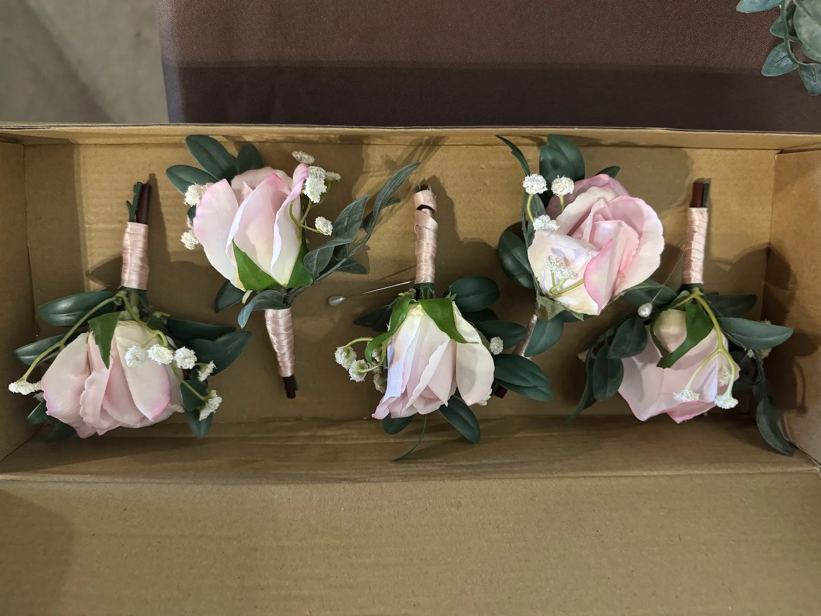 5 pink bouttannieres