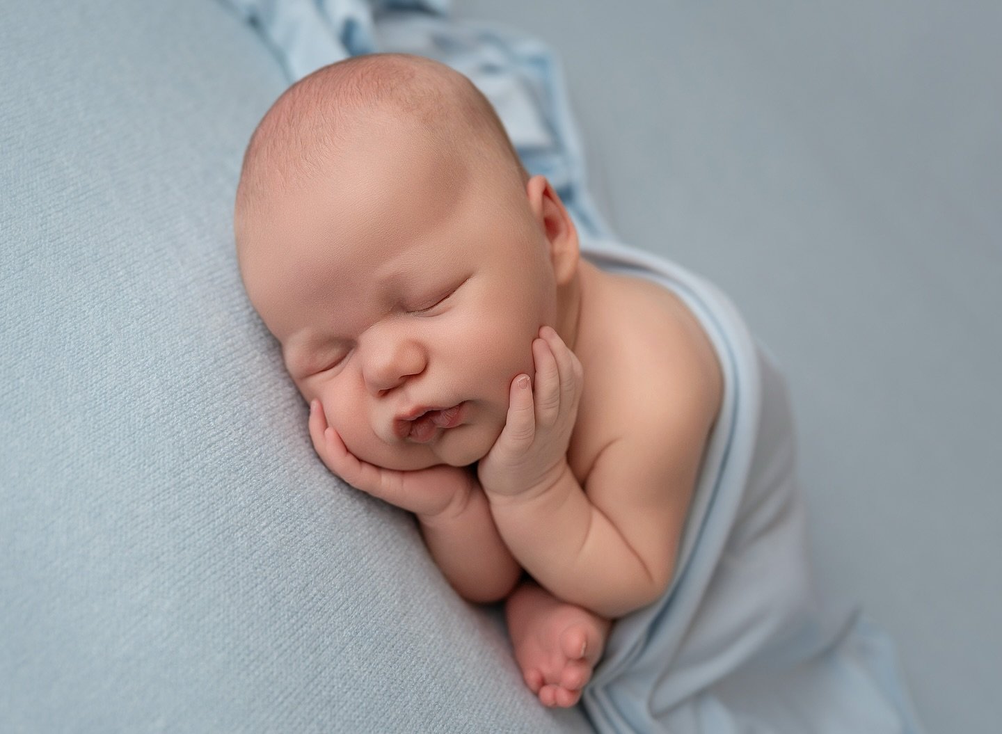Tiny fingers, sleepy sighs &amp; moments that pass far too quickly. This little one is already dreaming big. 

If you&rsquo;re expecting, now&rsquo;s the perfect time to book your newborn session - these early days don&rsquo;t wait. 

🗓️Limited spot