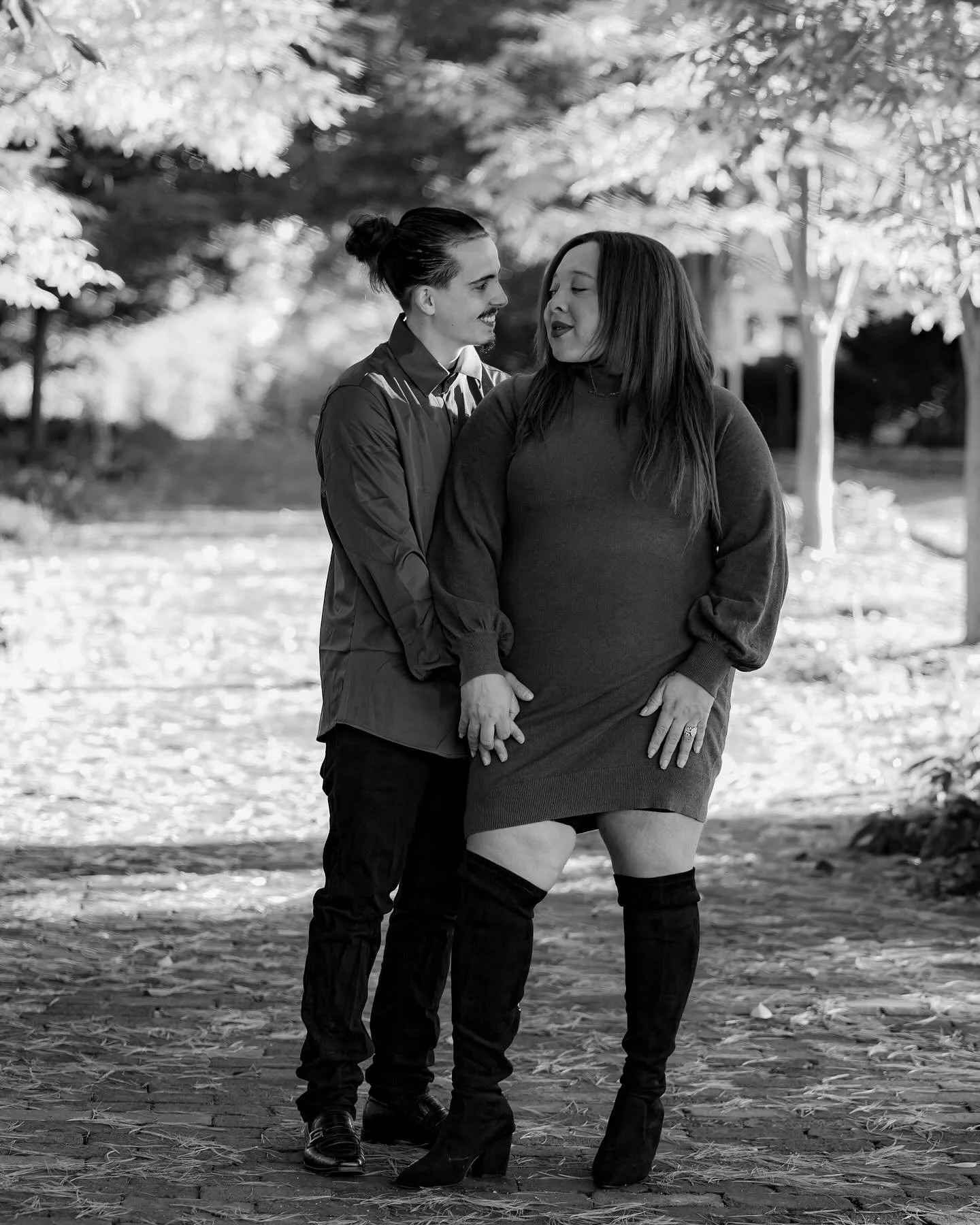 Warm light, cozy hugs, and the sweetest family 🥹🍁 there’s something about fall that slows everything down and allows us to embrace the little things. 
-
-
-
-
-
#threetenstudios #fallminis #minisession #fall #photography #blackandwhitephotogr