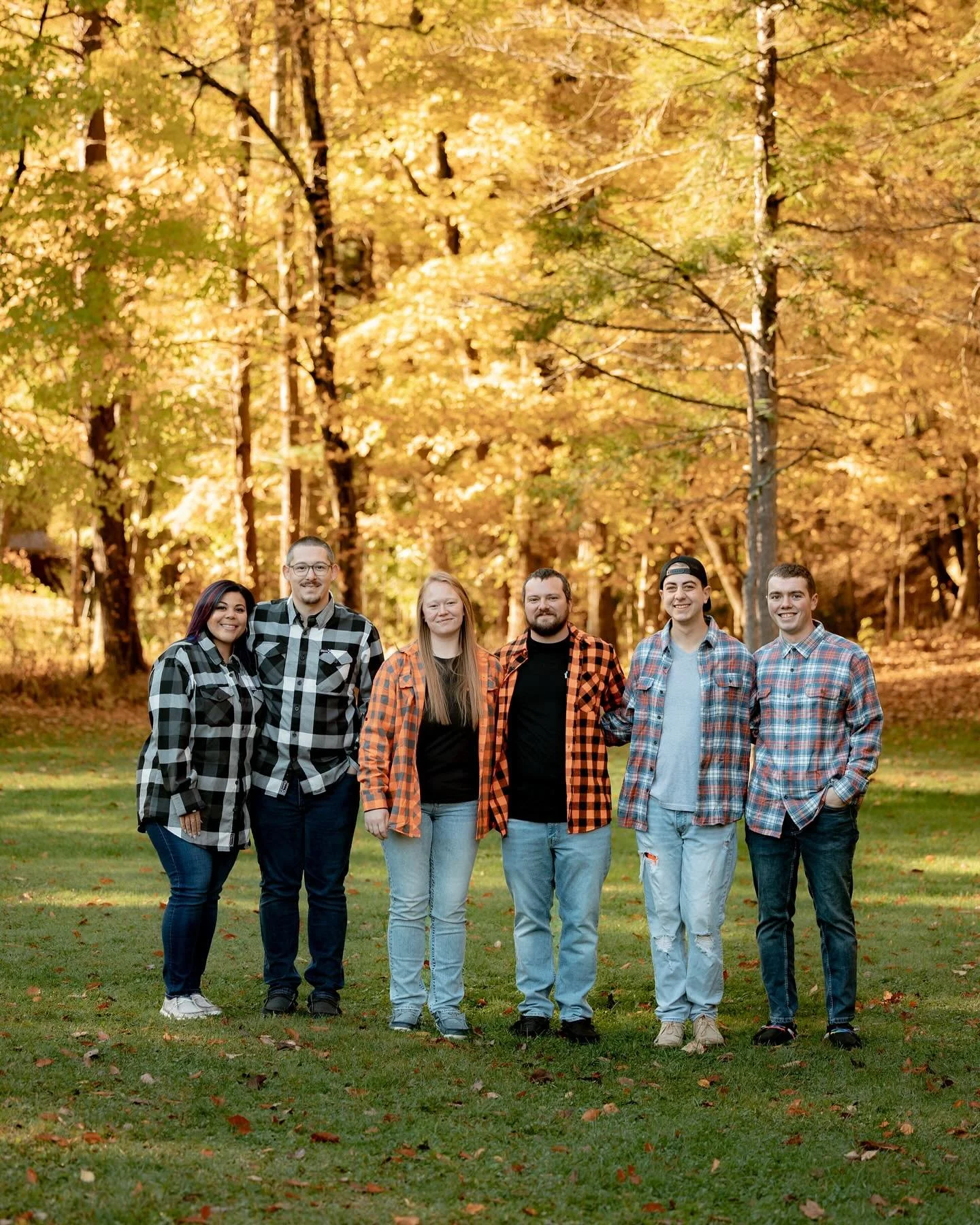 SNEAK PEEK &mdash; Sullivan + Family 
-
Extended family sessions are always a favorite&hellip; there&rsquo;s something so special about capturing generations together, surrounded by the warmth of fall. I cannot express how beautiful and fun this enti