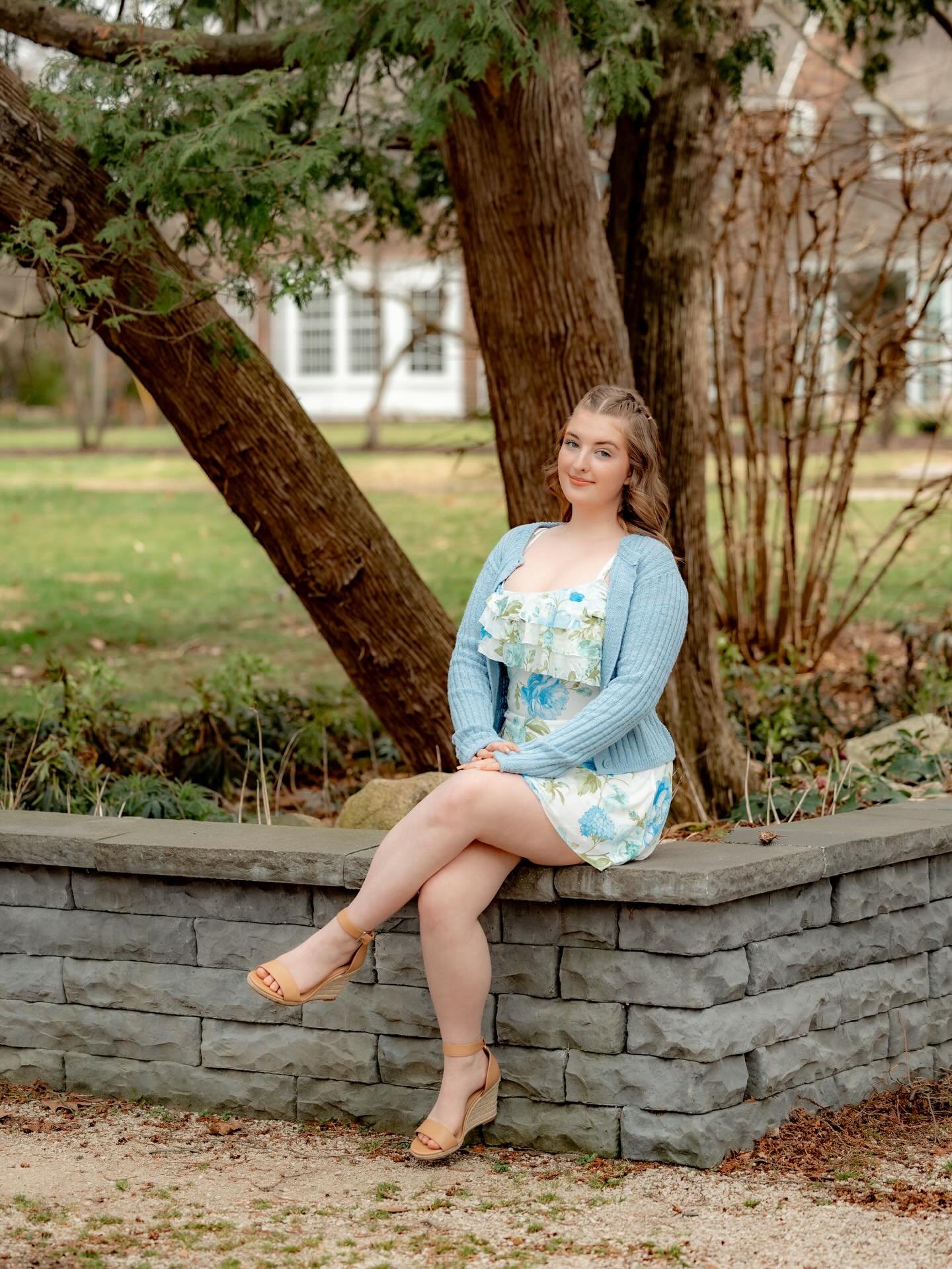 S E N I O R  S E S S I O N - S N E A K  P E E K 
Elayna slayed her session through and through, and I&rsquo;m so excited to finish off her album. She was such a natural in front of my lens and made it very easy 🤍 Huge props her photographer momma wh