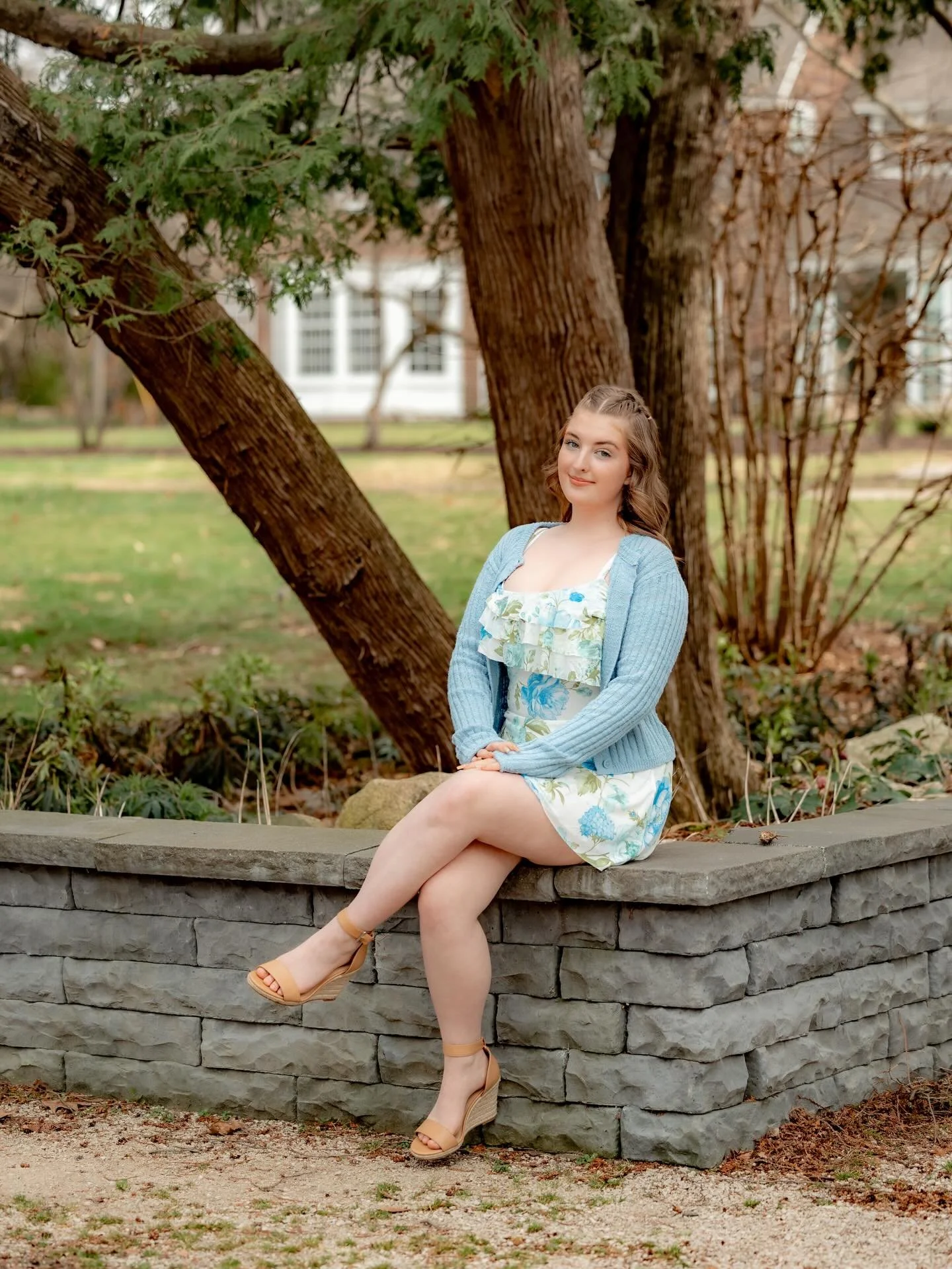 S E N I O R  S E S S I O N - S N E A K  P E E K 
Elayna slayed her session through and through, and I&rsquo;m so excited to finish off her album. She was such a natural in front of my lens and made it very easy 🤍 Huge props her photographer momma wh