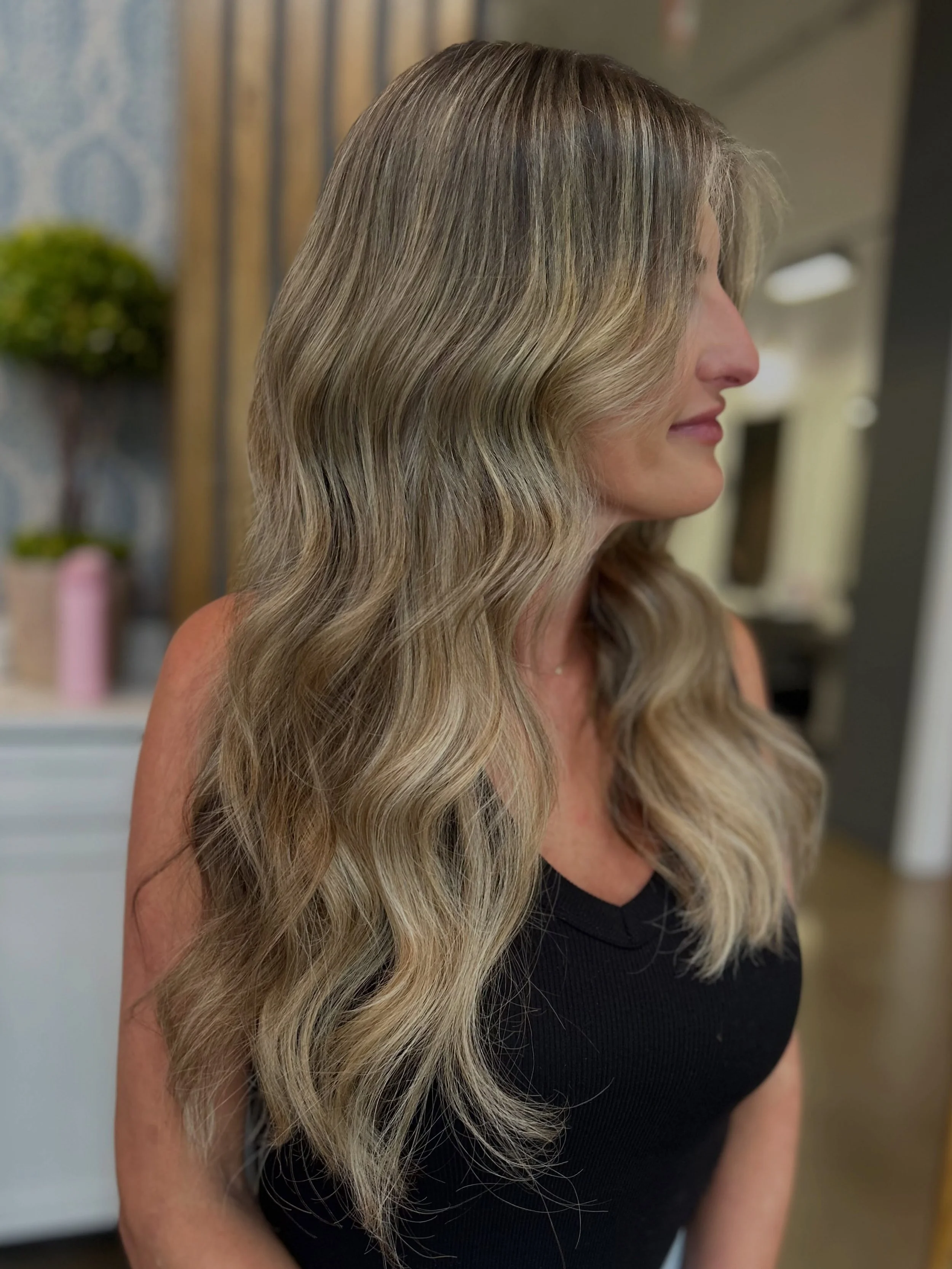 The power of chemical-free color ✨

Work smarter, not harder.

By strategically blending her grown-out natural color with a quick foil application, we created a seamless result without a full blonding session. We worked around her @simplynatural.exte