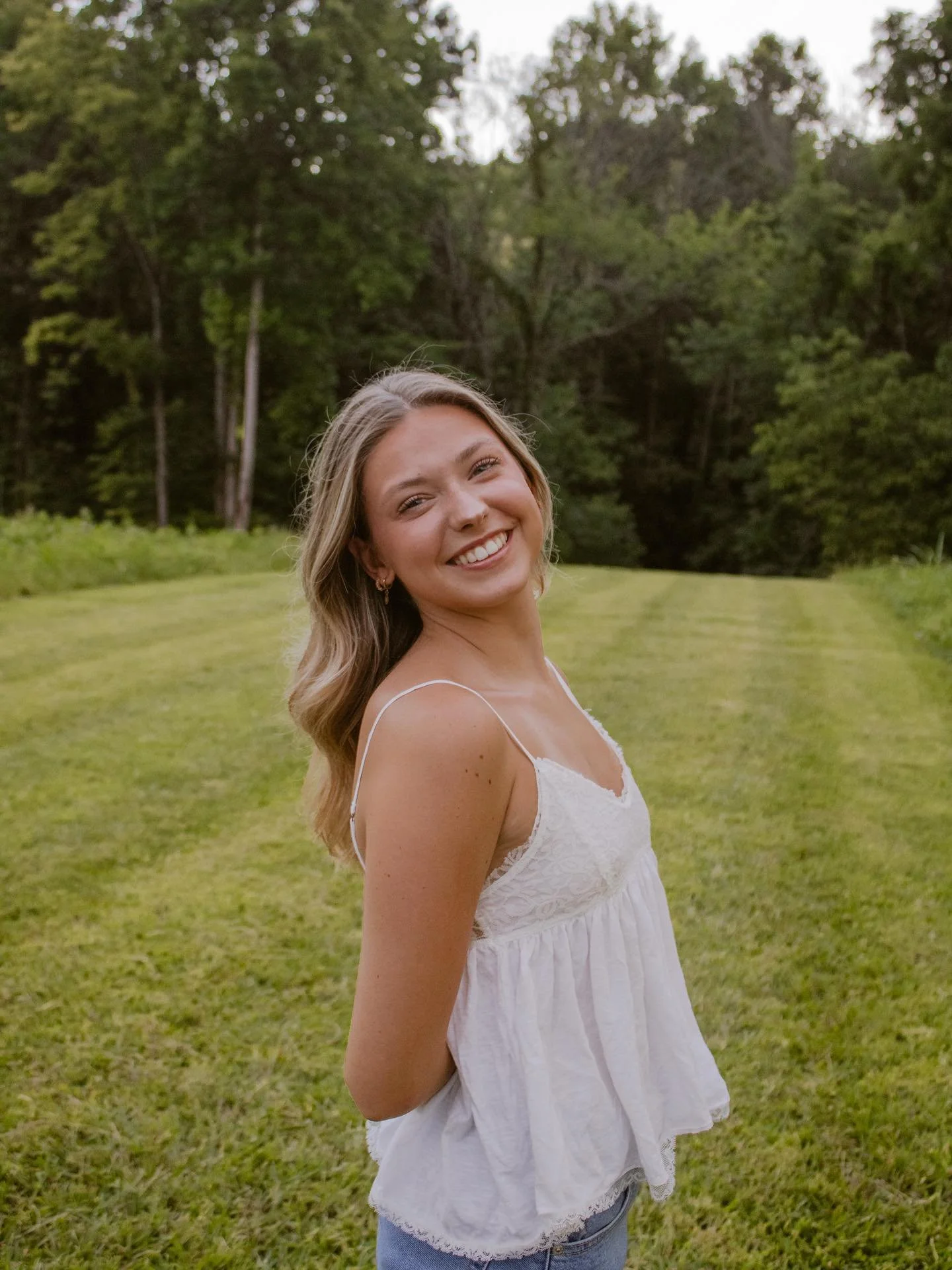 hi, i&rsquo;m bella!!! 💌

this is my photography account!! i&rsquo;ve been doing photography for about 3 years &amp; i absolutely love it. thank you to everyone who has booked a session and supported me!! 

i would love to take your pictures. dm me 