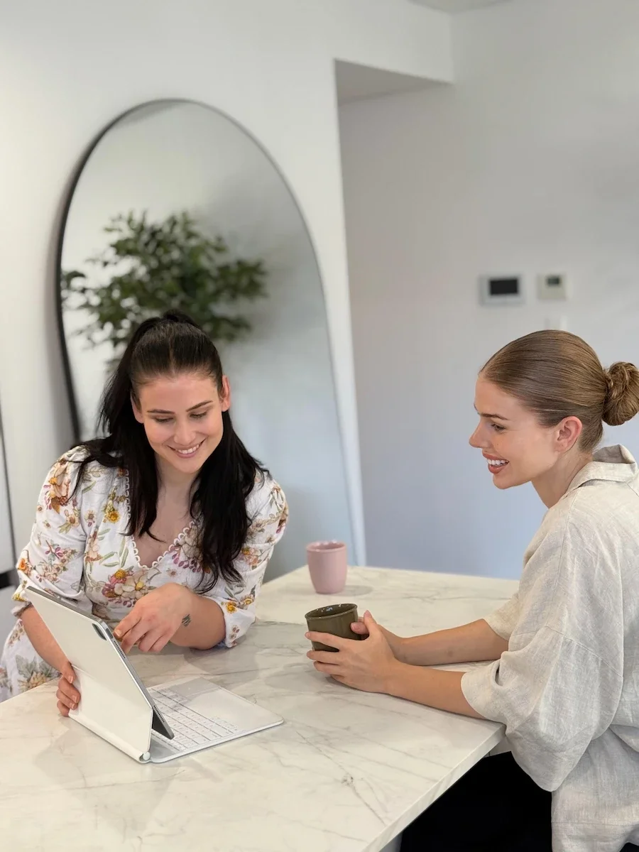 Courtney Heming discussing personalised nutrition with a client