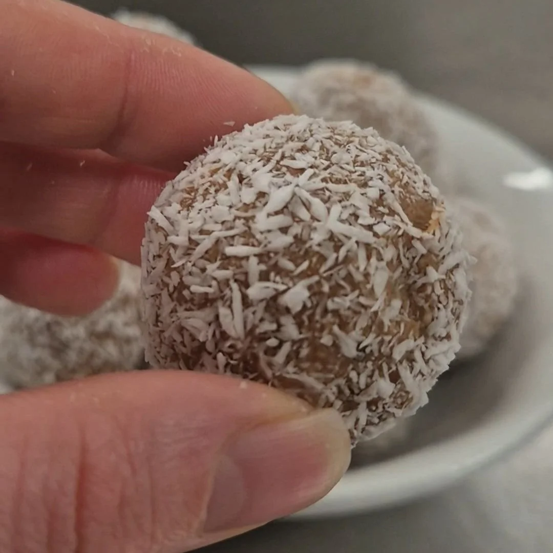 No-Bake Apple Pie Protein Balls with Flax & Oats