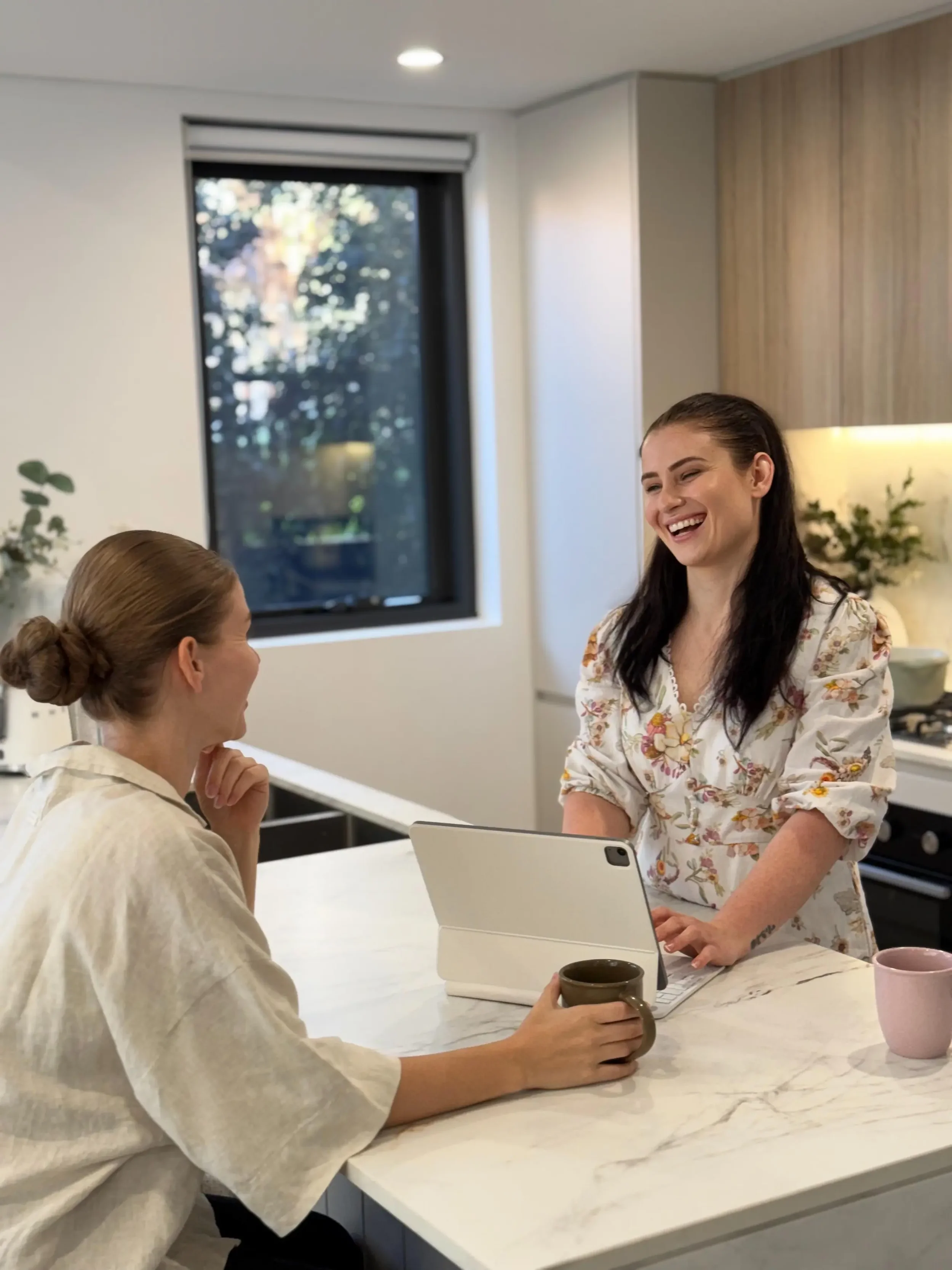 Courtney Heming discussing a personalised meal plan with a client