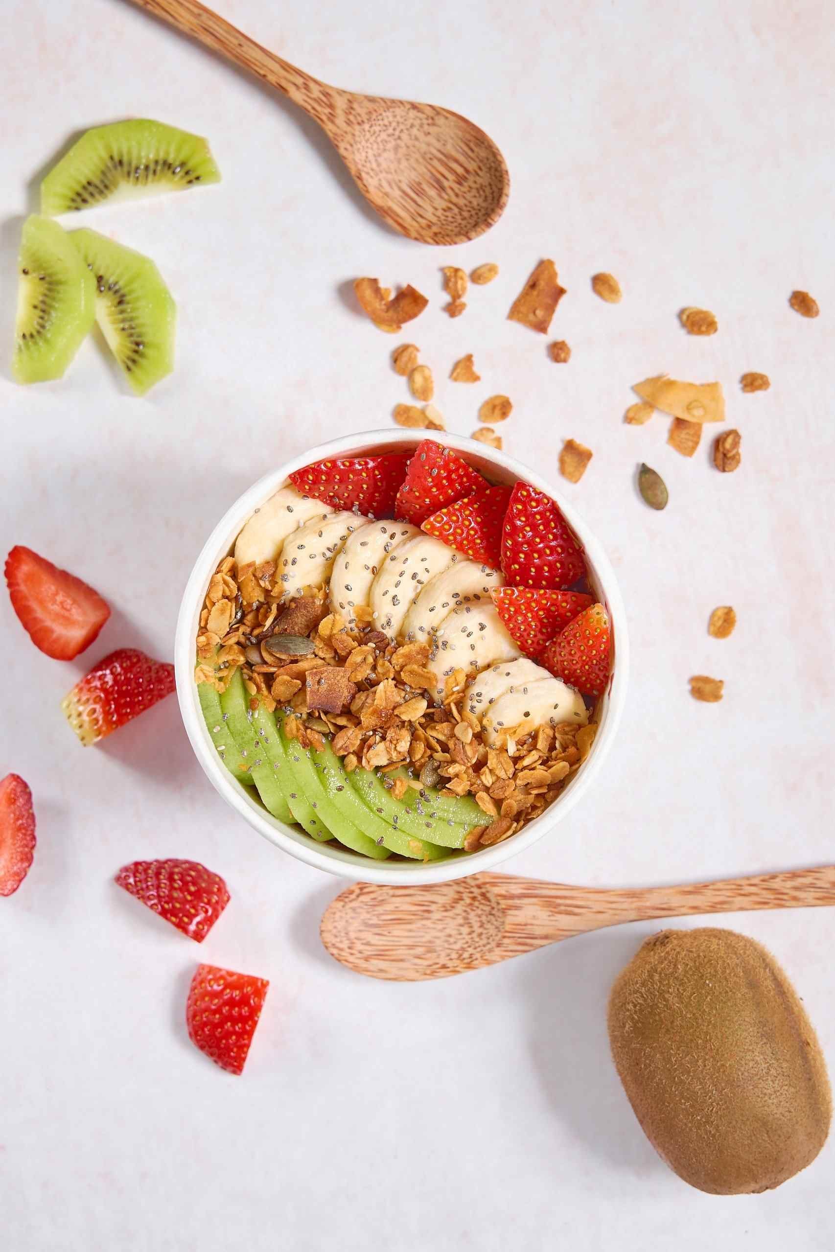 PCOS-friendly yogurt bowl with kiwi fruit and granola – a nutrient-dense breakfast rich in probiotics, fibre, and antioxidants to support gut health, blood sugar balance, and hormone regulation.