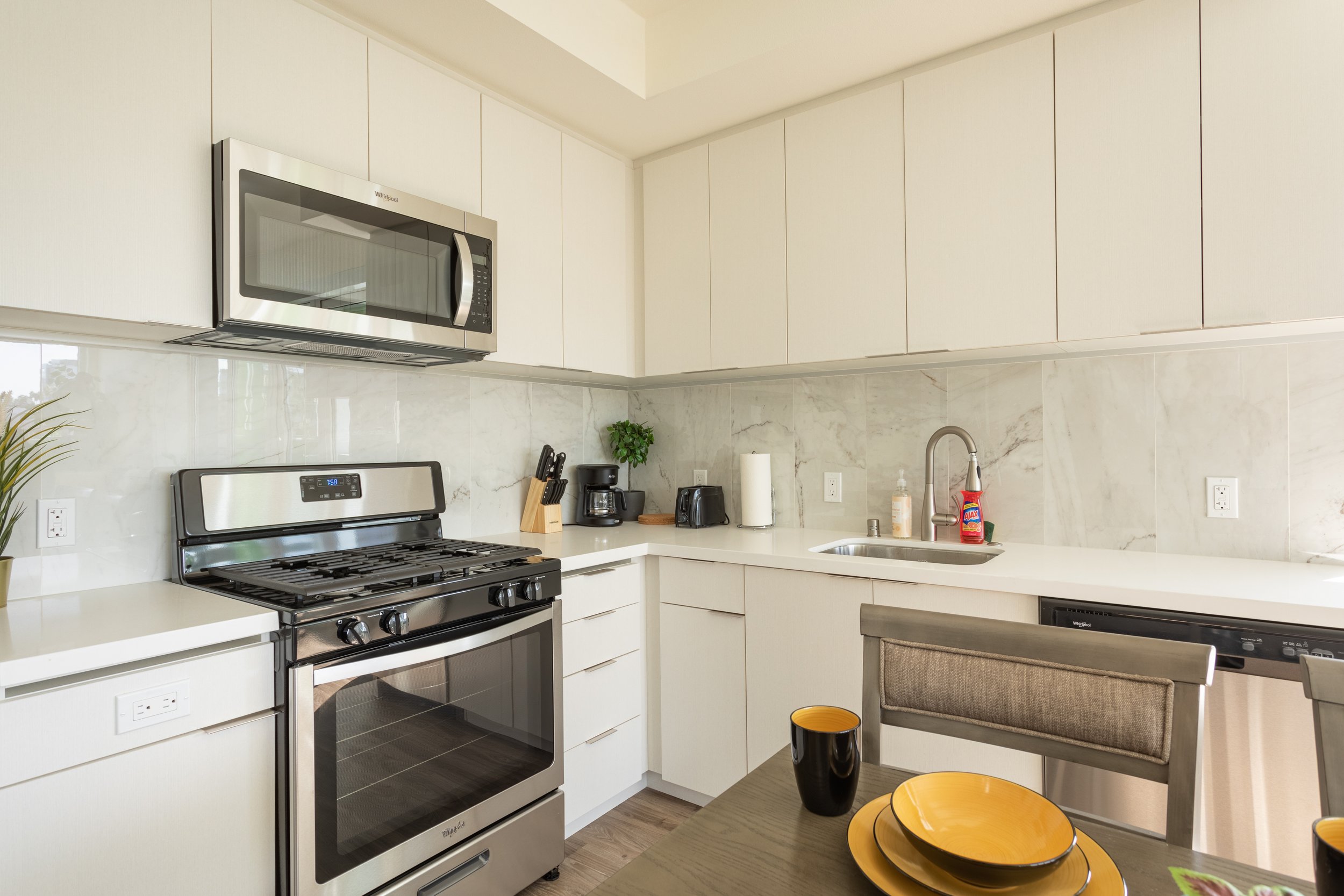 5750 Hollywood Blvd. #409-4.jpg