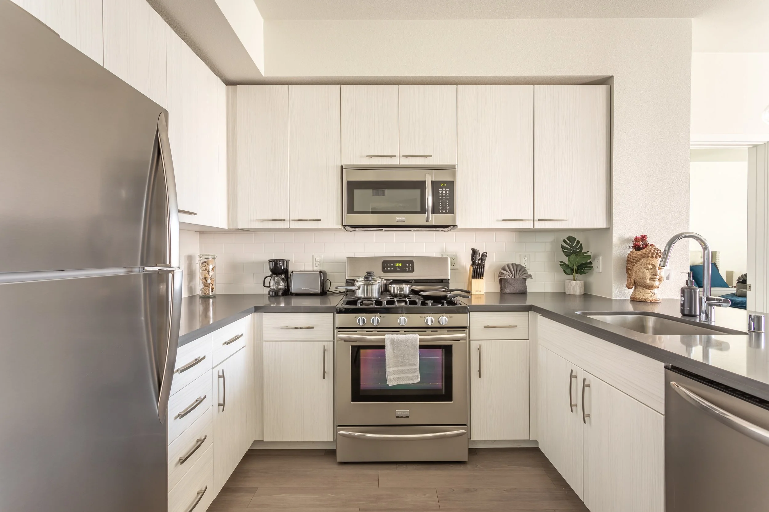 915 N La Brea Ave. #665-2.jpg