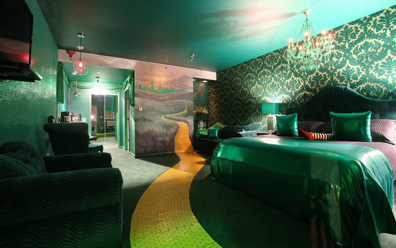 the-wizards-emeralds-roxbury-catskills-MOVIEHOTELS0218-77357fbca68a41ee85414e51957a3daa.jpg