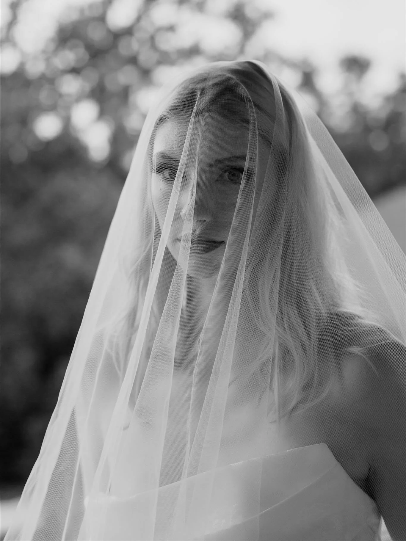 timeless &amp; classic 🖤✨
.
.
.Venue: @tuscanrosevineyards 
Bridal shop: @one.bridal 
Model: @hayzmacc 
Rentals: @eventworksrentals 

.
.
#jacksonvilleweddingphotographer  #jacksonvilleweddingvenue #floridaweddingphotographer #floridawedding #florid