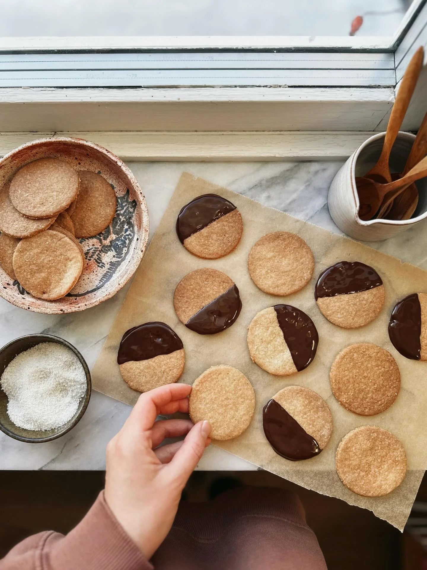 Tunna, frasiga, chokladdoppade (och glutenfria!) kolakakor 🤎 Dessa smakar precis s&aring; som jag minns de d&auml;r chokladt&auml;ckta digestivbarsen vi &aring;t n&auml;r jag var barn. Ett m&aring;ste i skidbacken 😍

Kommentera KOLAKAKA s&aring; sk