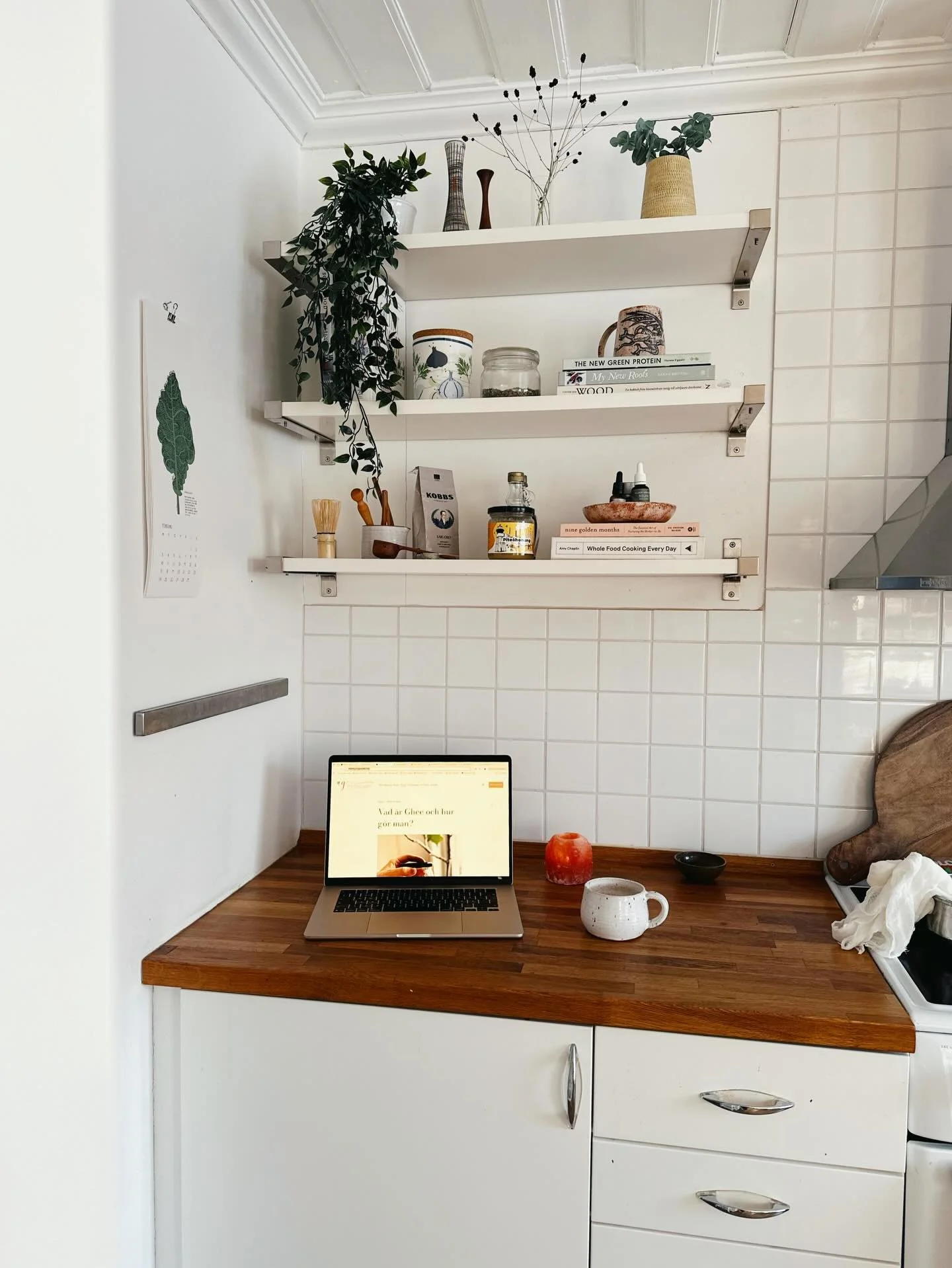 Bilder fr&aring;n senaste veckan-ish ❄️☀️

1. H&auml;nger mest i k&ouml;ket n&auml;r jag jobbar numera. Alltid n&aring;t recept att h&aring;lla ett &ouml;ga p&aring; under tiden 👀

2. Bakade bananbr&ouml;d fr&aring;n Nourished You h&auml;romdagen 😍