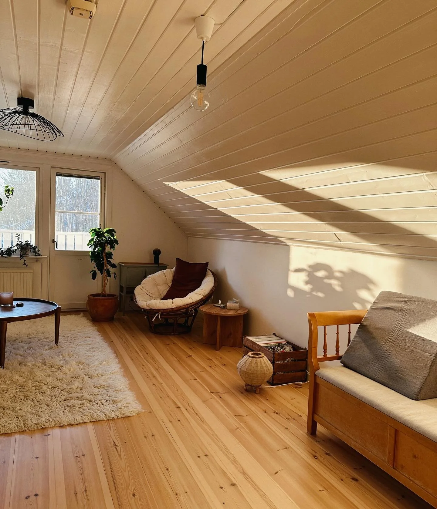 Bilder fr&aring;n senaste tiden ☀️ Vardagen har f&aring;tt en ny rytm senaste m&aring;naderna, d&aring; jag har b&ouml;rjat nytt jobb som kommunikat&ouml;r, p&aring; en arbetsplats som ocks&aring; v&auml;rderar frihet, kreativitet och ett h&aring;llb