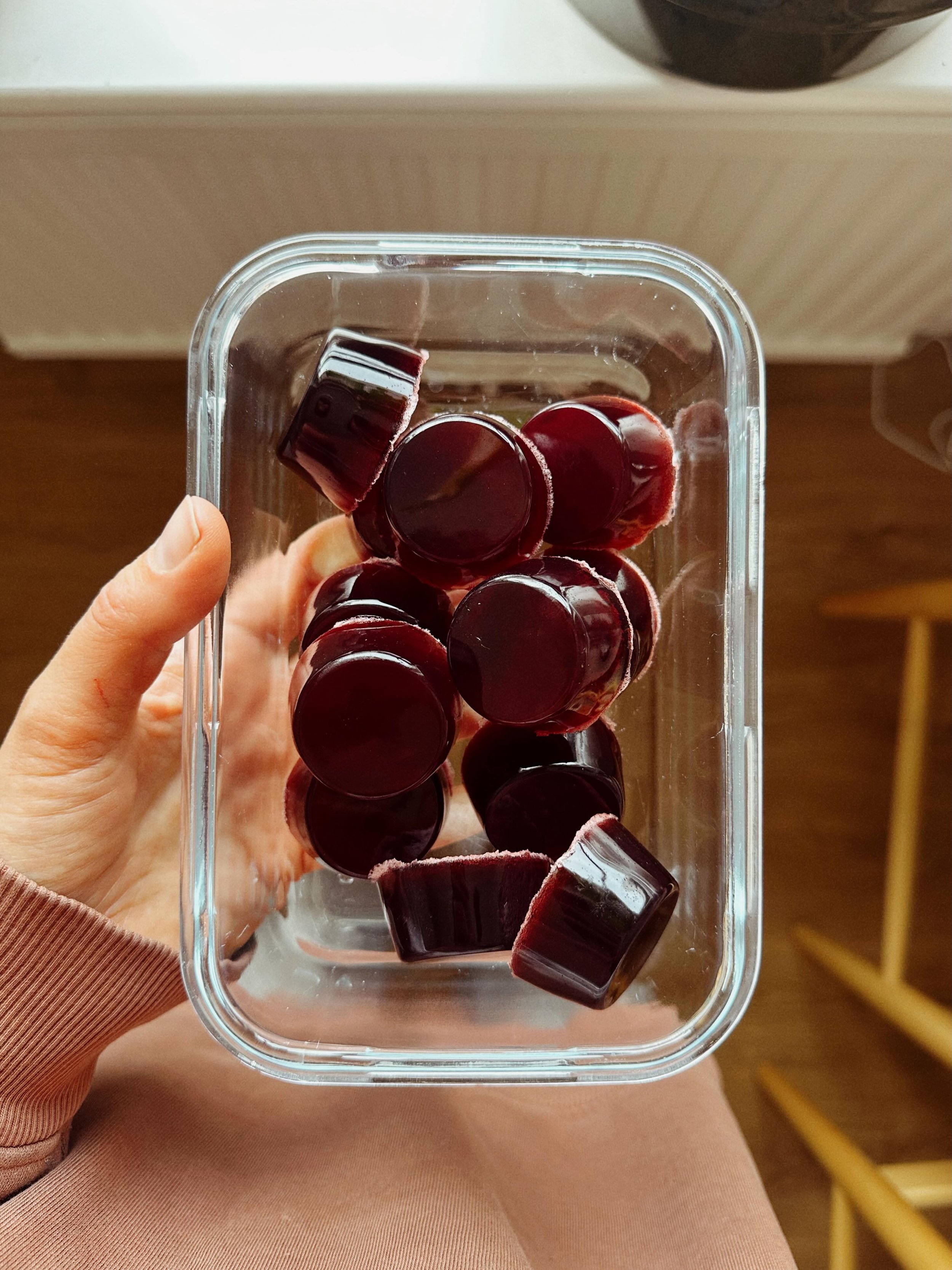 Tart Cherry Gummies 💜 en ny favorit h&auml;r hemma som varken jag eller snart-tv&aring;&aring;ringen kan h&aring;lla oss borta ifr&aring;n 😍

Gelatin i olika former (benbuljong, gummies, l&aring;ngkok) &auml;r en stapelvara h&auml;r hemma som jag f