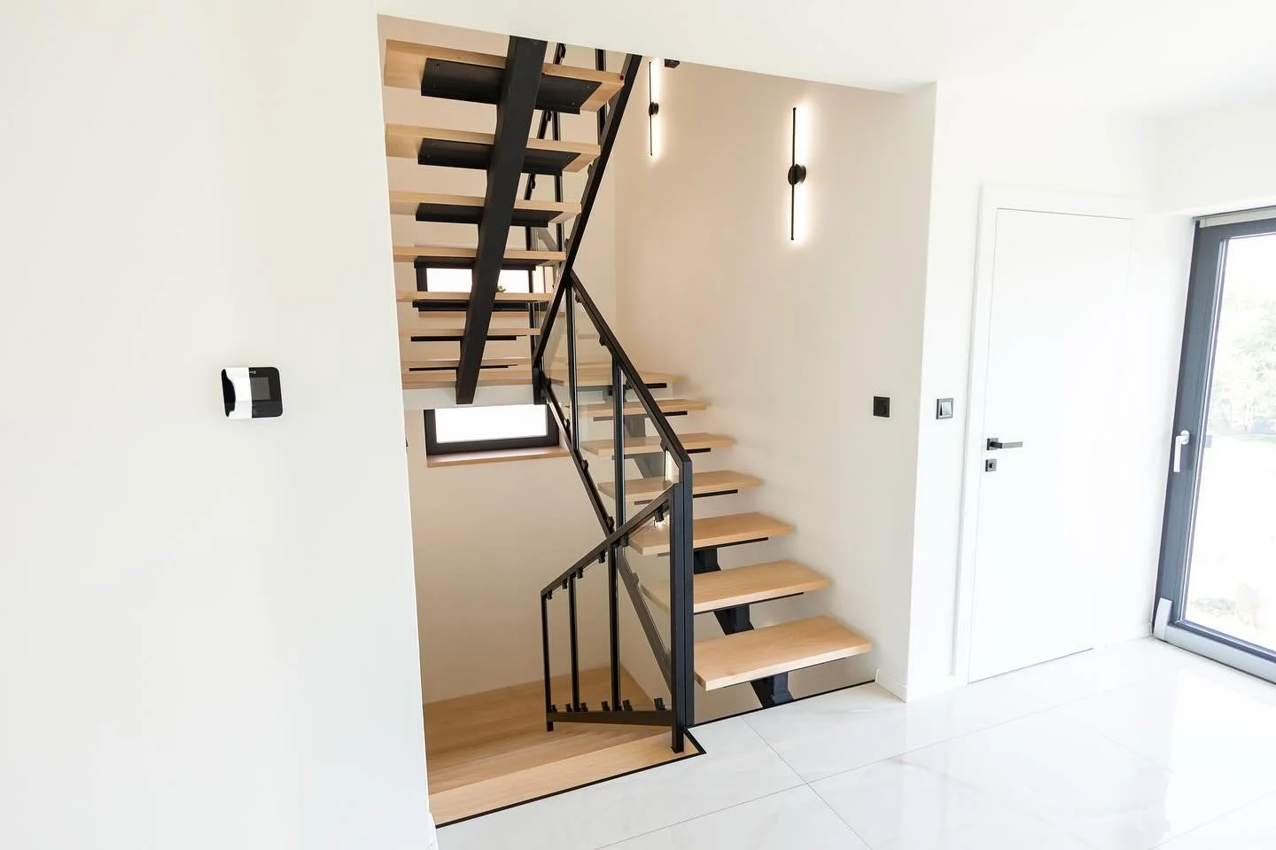 Aj v&aacute;m sprav&iacute;me tak&eacute;to schodisko! Bukov&eacute; drevo v kombinacii s oceľou a sklom. Pri tejto z&aacute;kazke sa jednalo o dve schodisk&aacute; a z&aacute;bradlie. Bet&oacute;nov&eacute; schodisko z pr&iacute;zemia do suter&eacut