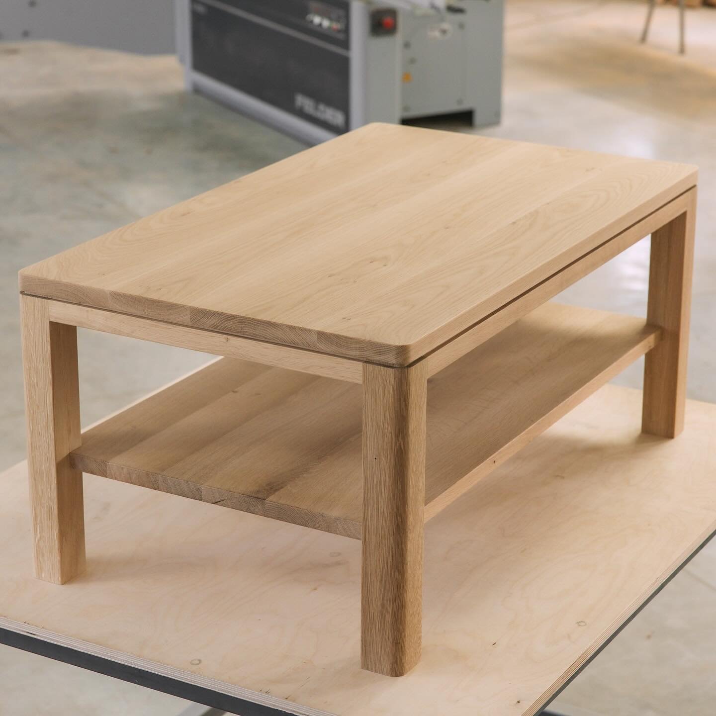 N&aacute;dhern&yacute; mas&iacute;vny dubov&yacute; stol&iacute;k z na&scaron;ej dielne op&auml;ť skr&aacute;&scaron;li ob&yacute;vačku na&scaron;ich z&aacute;kazn&iacute;kov 🥳