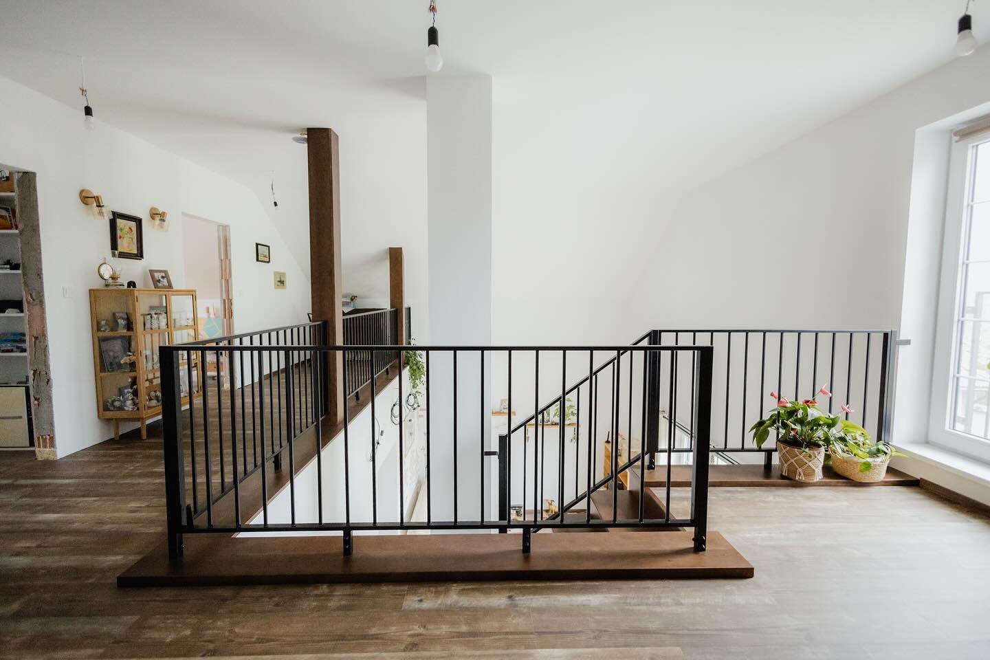 Z&aacute;bradlie, dreven&eacute; parapety pod z&aacute;bradl&iacute;m a obloženie stĺpov. Tak zneli požiadavky z&aacute;kazn&iacute;ka. Samozrejme aj schodisko no to si uk&aacute;žeme v ďal&scaron;om pr&iacute;spevku. Vyv&yacute;&scaron;en&yacute; pr