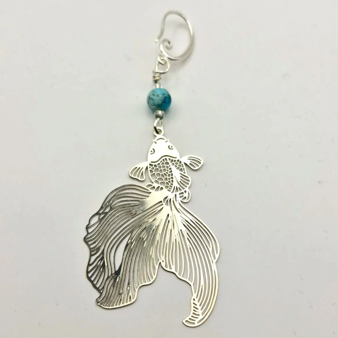Progresskeeper Kampfschleierfisch in Silber mit blauer handbemalter Keramikperle und silbernem Anhänger auf weißem Untergrund